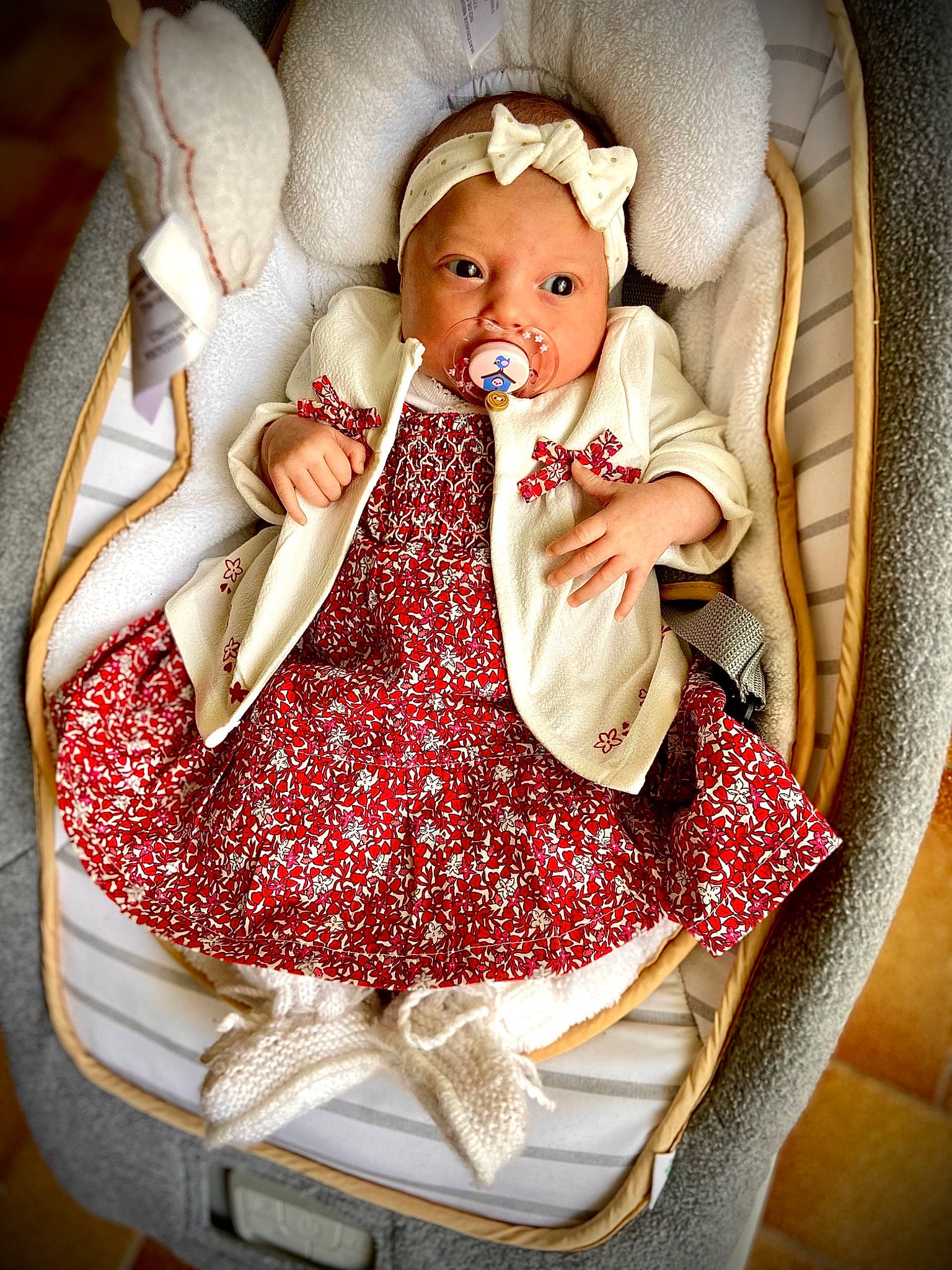 Meylena a rejoint le concours — aidez-le/la à gagner de superbes lots ! arm, baby, baby_products, baby_toddler_clothing, chair, cheek, child, comfort, doll, dress, drinkware, hand, human_body, outerwear, pattern, person, sitting, sleeve, tableware, tie