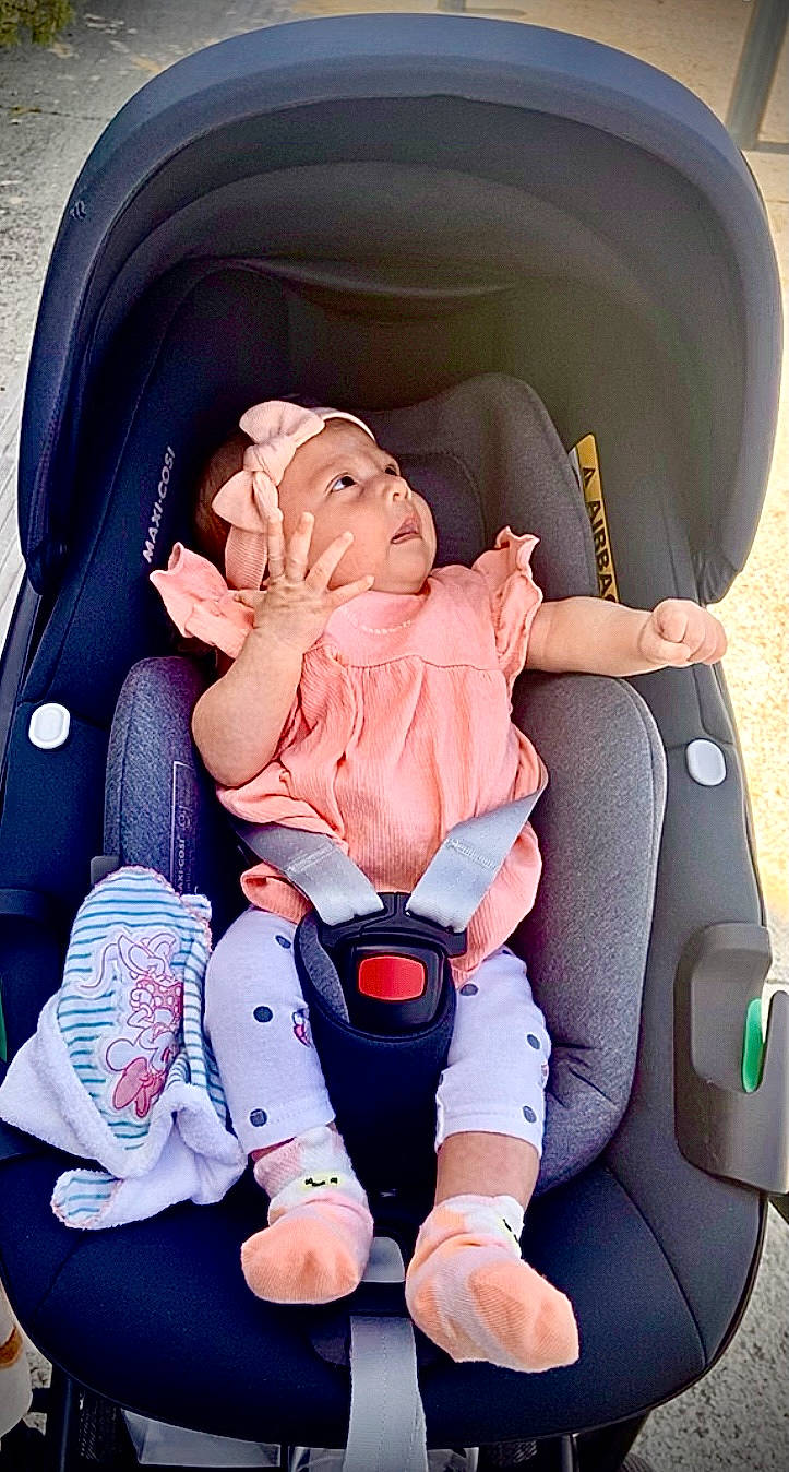 Meylena participe au concours pour gagner de l'argent avec cette photo : auto_part, baby, baby_carriage, baby_products, baby_safety, baby_toddler_clothing, beauty, car_seat, child, comfort, electric_blue, finger, fun, headwear, person, photograph, product, sitting, thumb, toddler