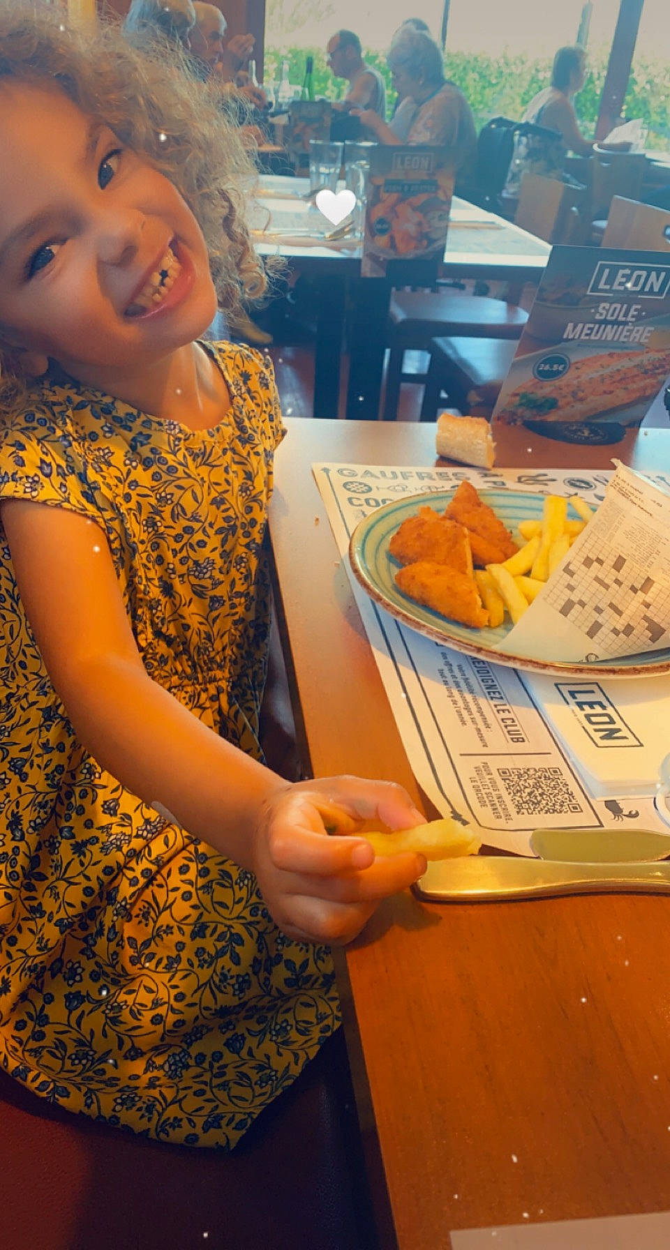 Maëna participe au concours pour gagner de l'argent avec cette photo : breakfast, chair, child, comfort_food, cuisine, desk, dish, finger_food, food, fun, happy, ingredient, joy, junk_food, person, plate, recipe, side_dish, smile, table