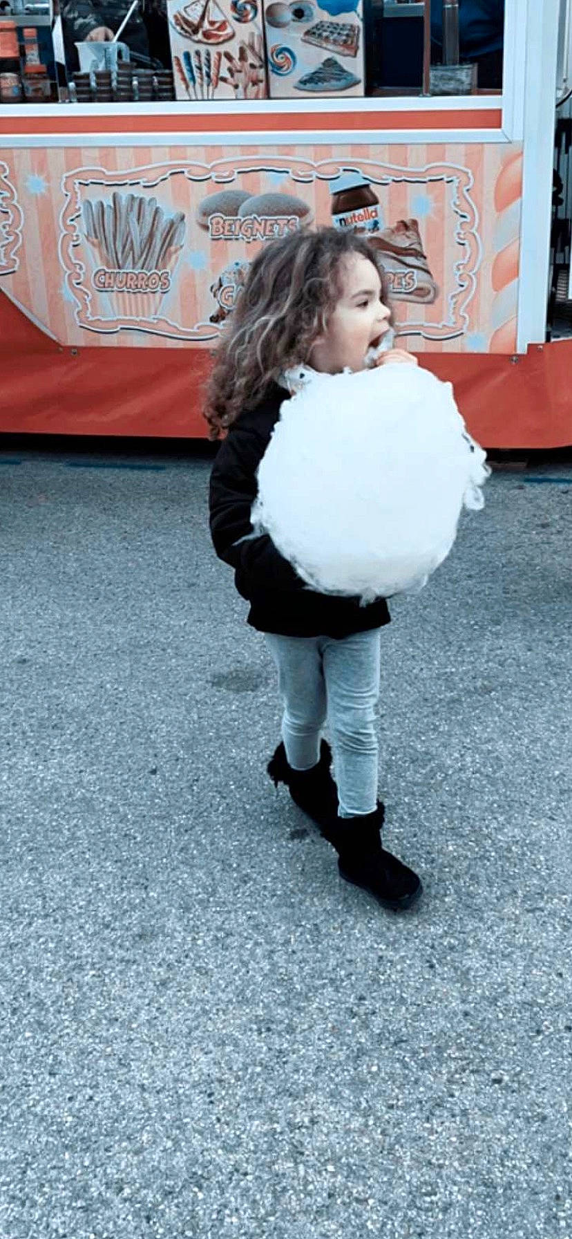 Maëna participe au concours pour gagner de l'argent avec cette photo : asphalt, dessert, event, fashion_accessory, flooring, freezing, fun, fur, fur_clothing, logo, person, sleeve, uniform, winter