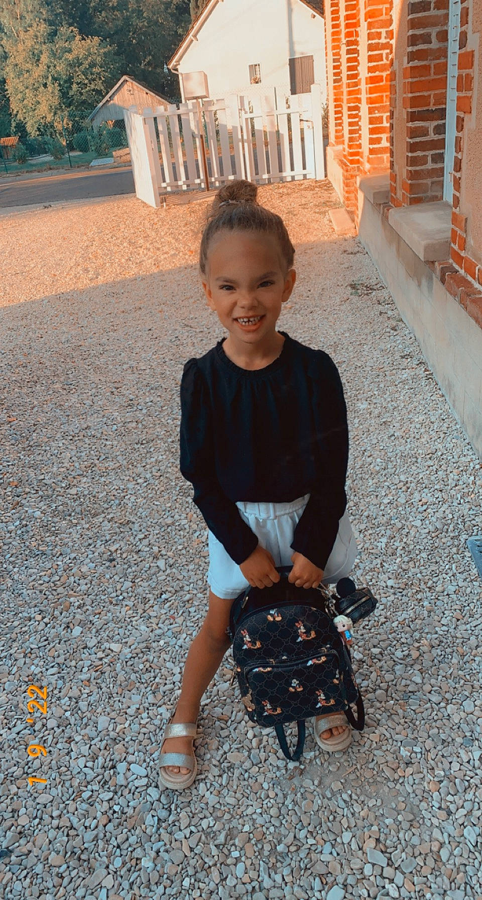 Maëna a rejoint le concours — aidez-le/la à gagner de superbes lots ! asphalt, child, denim, electric_blue, fun, grass, human_leg, joy, leisure, pattern, person, plaid, plant, rolling, sitting, sleeve, smile, t_shirt, toddler, travel