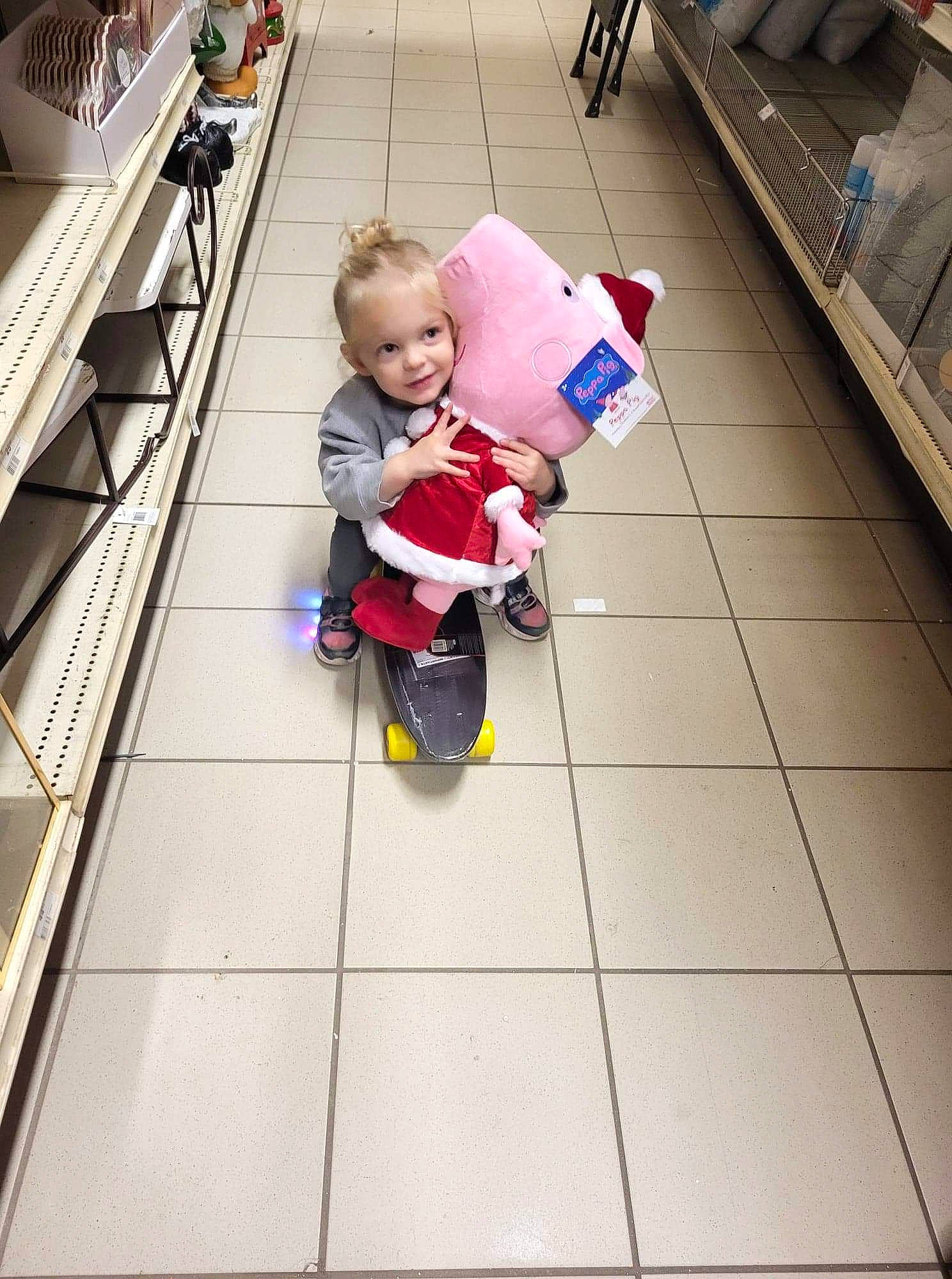 Nova is registered to the contest to win money with this photo: baby, baby_carriage, baby_products, baby_safety, baby_toddler_clothing, bag, chair, child, cleanliness, floor, flooring, fun, leisure, luggage_and_bags, person, recreation, sidewalk, tire, toddler, travel