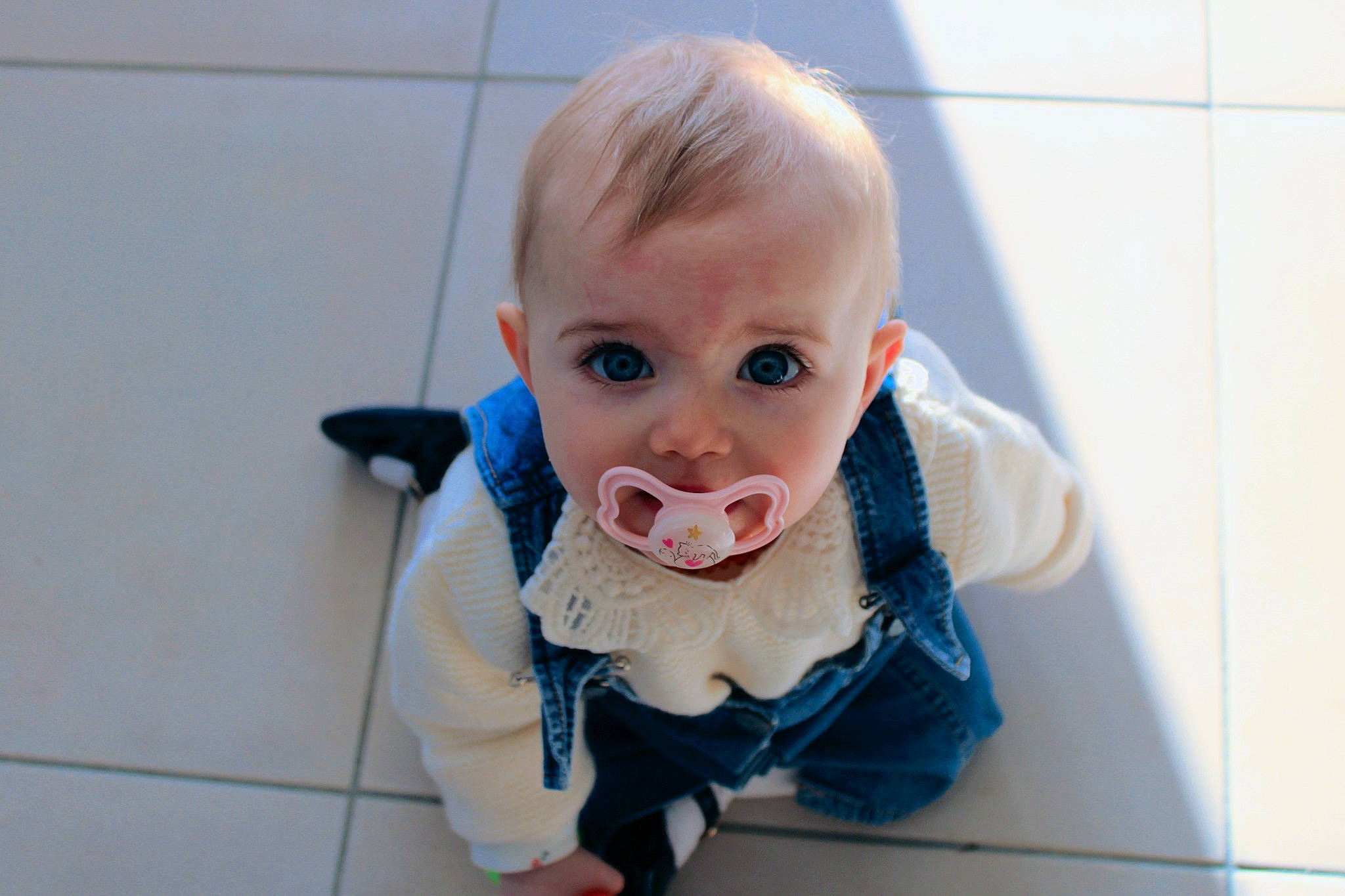 Louna a rejoint le concours — aidez-le/la à gagner de superbes lots ! baby, baby_products, baby_safety, baby_toddler_clothing, cheek, child, eyelash, face, floor, flooring, fun, happy, iris, mammal, person, personal_protective_equipment, room, sitting, sleeve, toddler