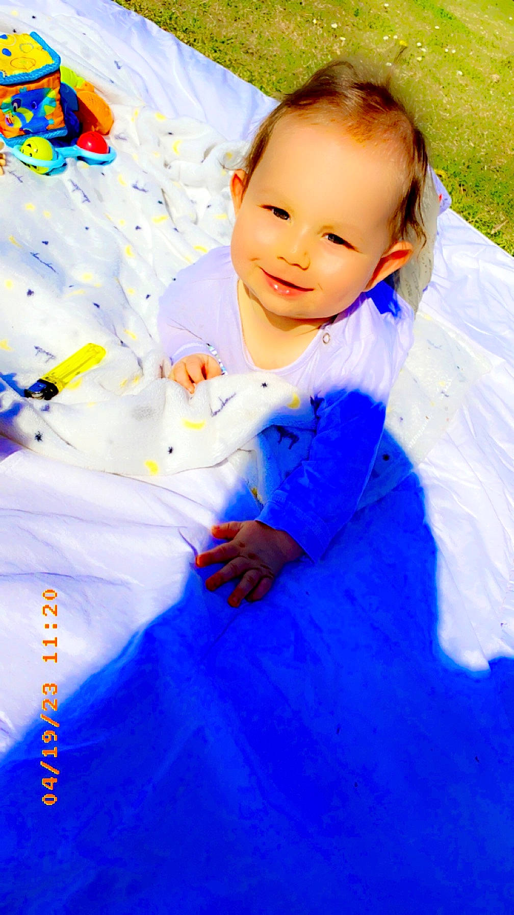 Maylonn a rejoint le concours — aidez-le/la à gagner de superbes lots ! baby, baby_toddler_clothing, blue, child, electric_blue, event, flash_photography, fun, grass, happy, joy, leisure, pattern, people_in_nature, person, plant, portrait_photography, sitting, sleeve, smile