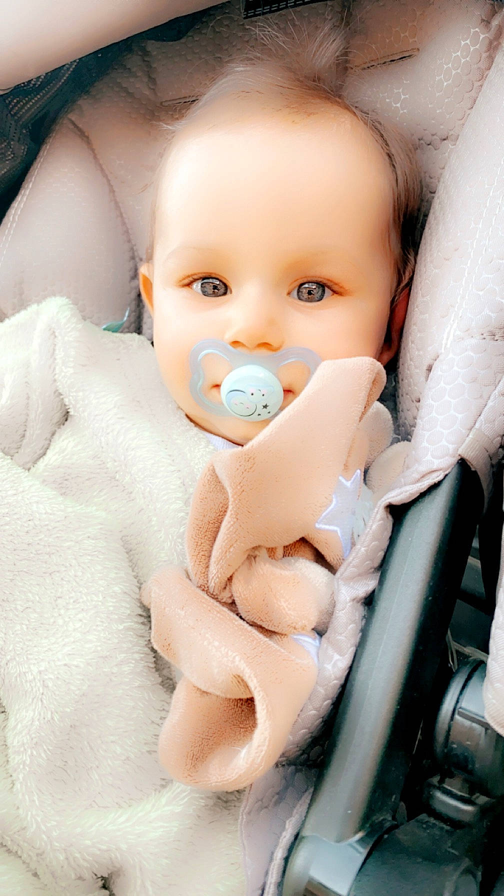 Maylonn participe au concours pour gagner de l'argent avec cette photo : azure, baby, baby_products, cheek, child, comfort, eyelash, finger, gesture, joint, lip, mouth, nail, nose, person, product, seat_belt, skin, thumb, toddler