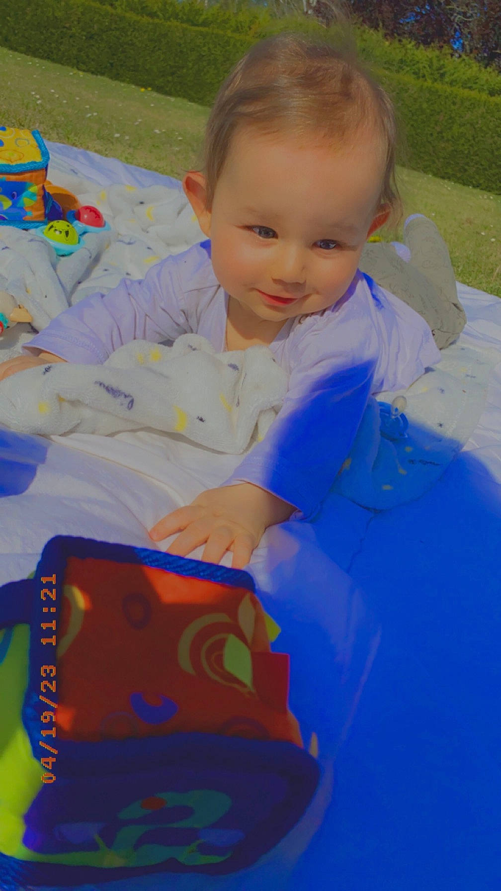 Maylonn participe au concours pour gagner de l'argent avec cette photo : baby, baby_products, baby_toddler_clothing, baby_toys, child, electric_blue, event, fun, grass, happy, leisure, people_in_nature, person, play, product, recreation, sitting, smile, toddler, vacation