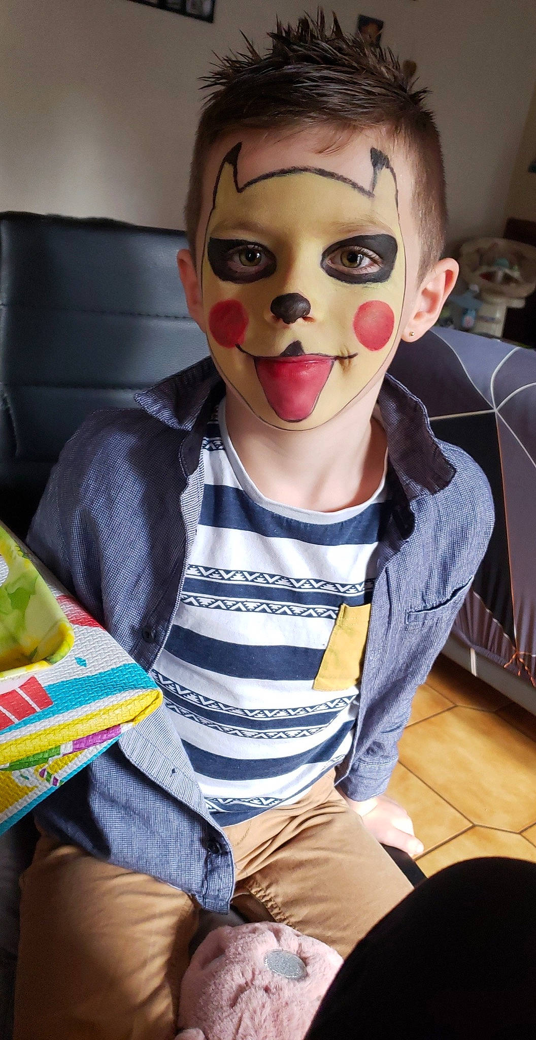 Ilyèss a rejoint le concours — aidez-le/la à gagner de superbes lots ! audio_equipment, carmine, child, costume, eyelash, eyewear, fictional_character, fun, human_leg, jaw, mouth, performing_arts, person, personal_protective_equipment, room, selfie, sitting, sports_gear, t_shirt, thigh