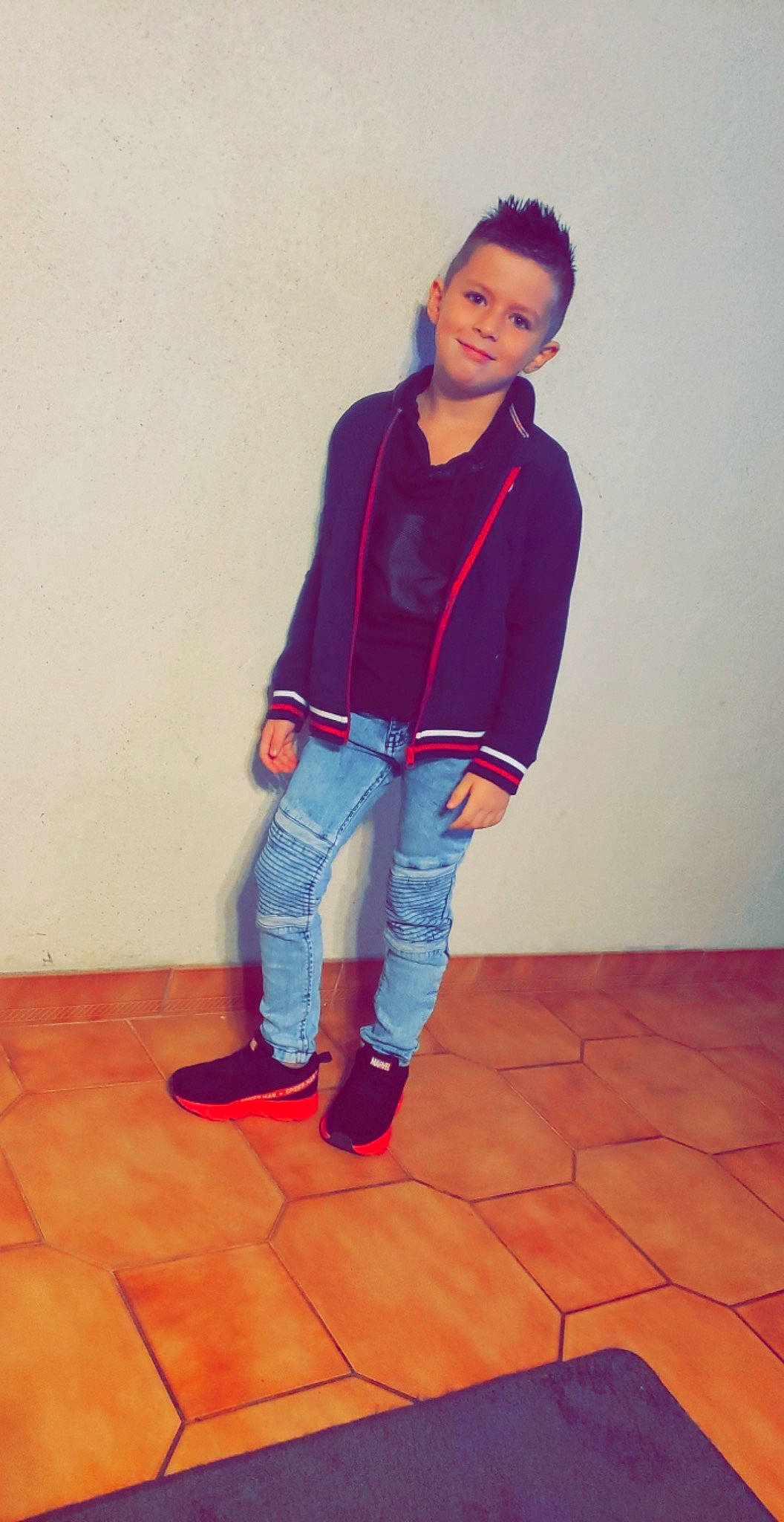 Ilyèss participe au concours pour gagner de l'argent avec cette photo : blazer, boot, denim, electric_blue, fashion_design, flooring, footwear, human_leg, jeans, joy, knee, leg, person, shoe, sleeve, sneakers, sportswear, t_shirt, thigh, trunk