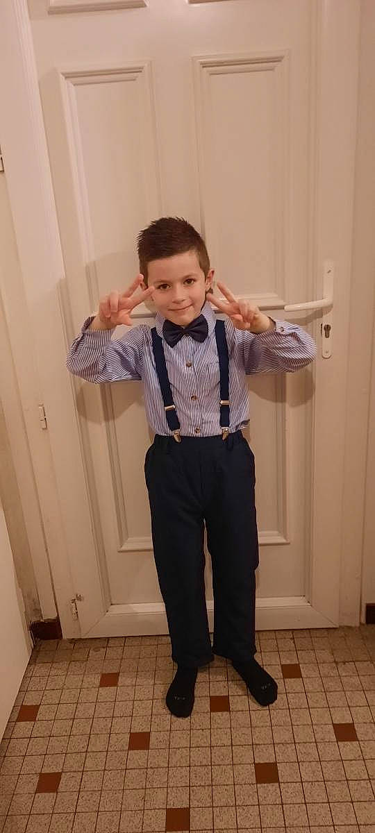 Ilyèss participe au concours pour gagner de l'argent avec cette photo : belt, blazer, collar, costume, door, dress_shirt, fashion_design, formal_wear, fun, gesture, happy, head, joy, person, room, sleeve, smile, suit, thumb, toddler