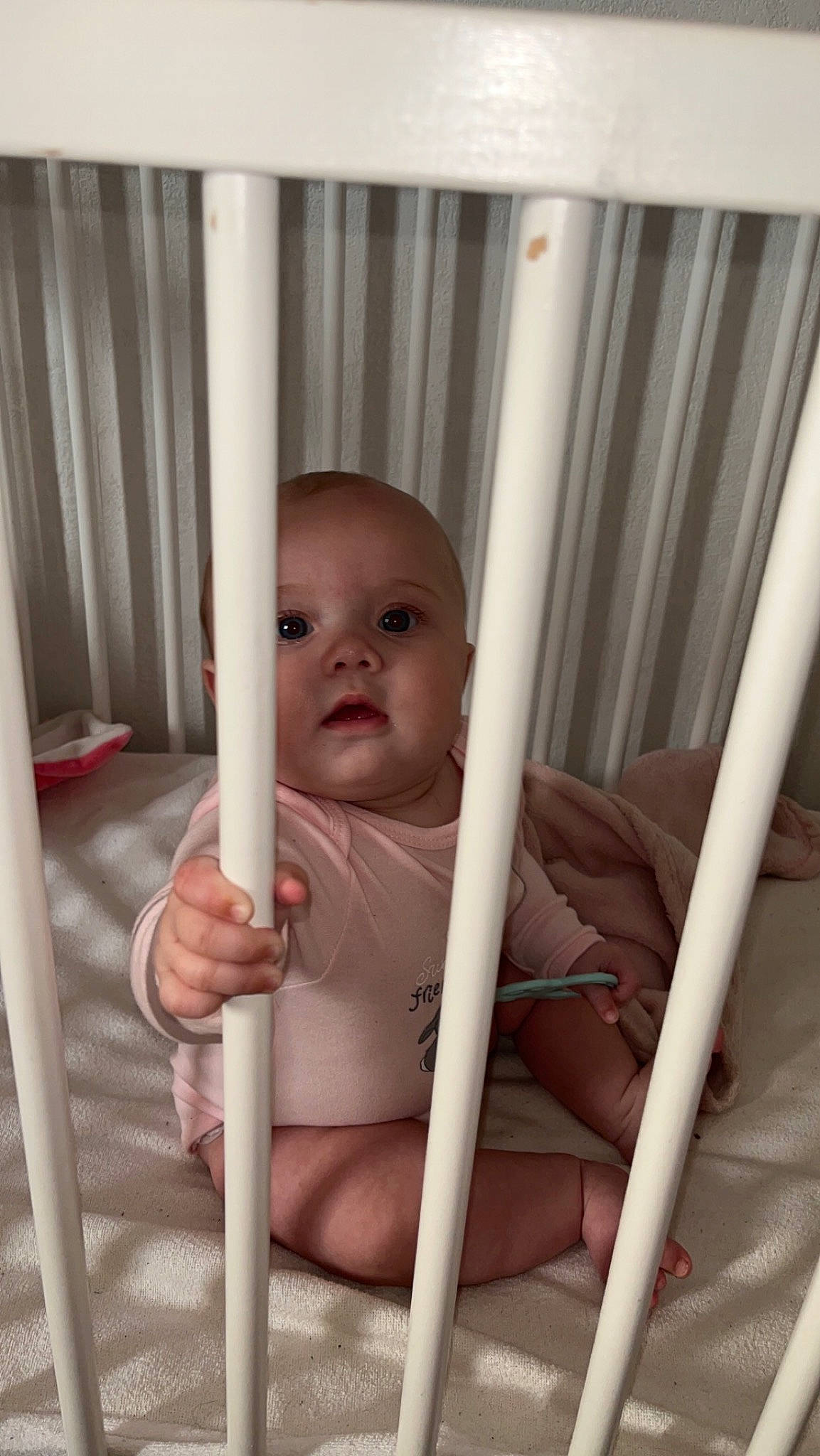 Elyana participe au concours pour gagner de l'argent avec cette photo : arm, baby, baby_products, baby_safety, baby_toddler_clothing, cheek, chest, child, comfort, eye, flooring, foot, human_body, nail, person, room, sitting, thumb, toddler, wood