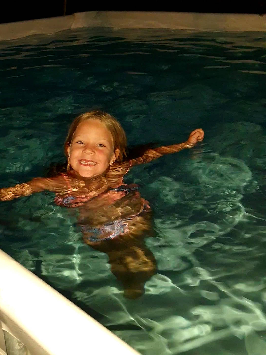 Elona participe au concours pour gagner de l'argent avec cette photo : bathing, chest, fun, games, happy, joy, leisure, leisure_centre, mammal, ocean, outdoor_recreation, person, recreation, smile, swimming_pool, swimwear, thigh, vacation, vertebrate, water