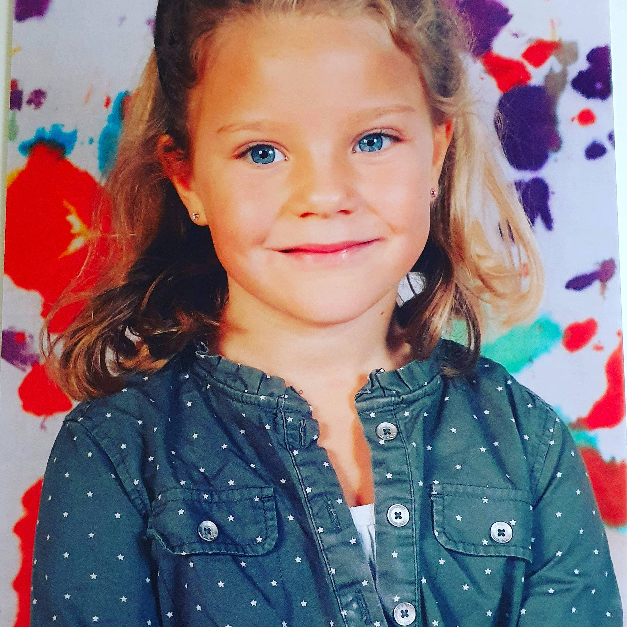 Elona a rejoint le concours — aidez-le/la à gagner de superbes lots ! beauty, cheek, clothing, collar, electric_blue, eyelash, face, facial_expression, hair, hairstyle, happy, iris, joy, lip, neck, outerwear, pattern, person, skin, sleeve