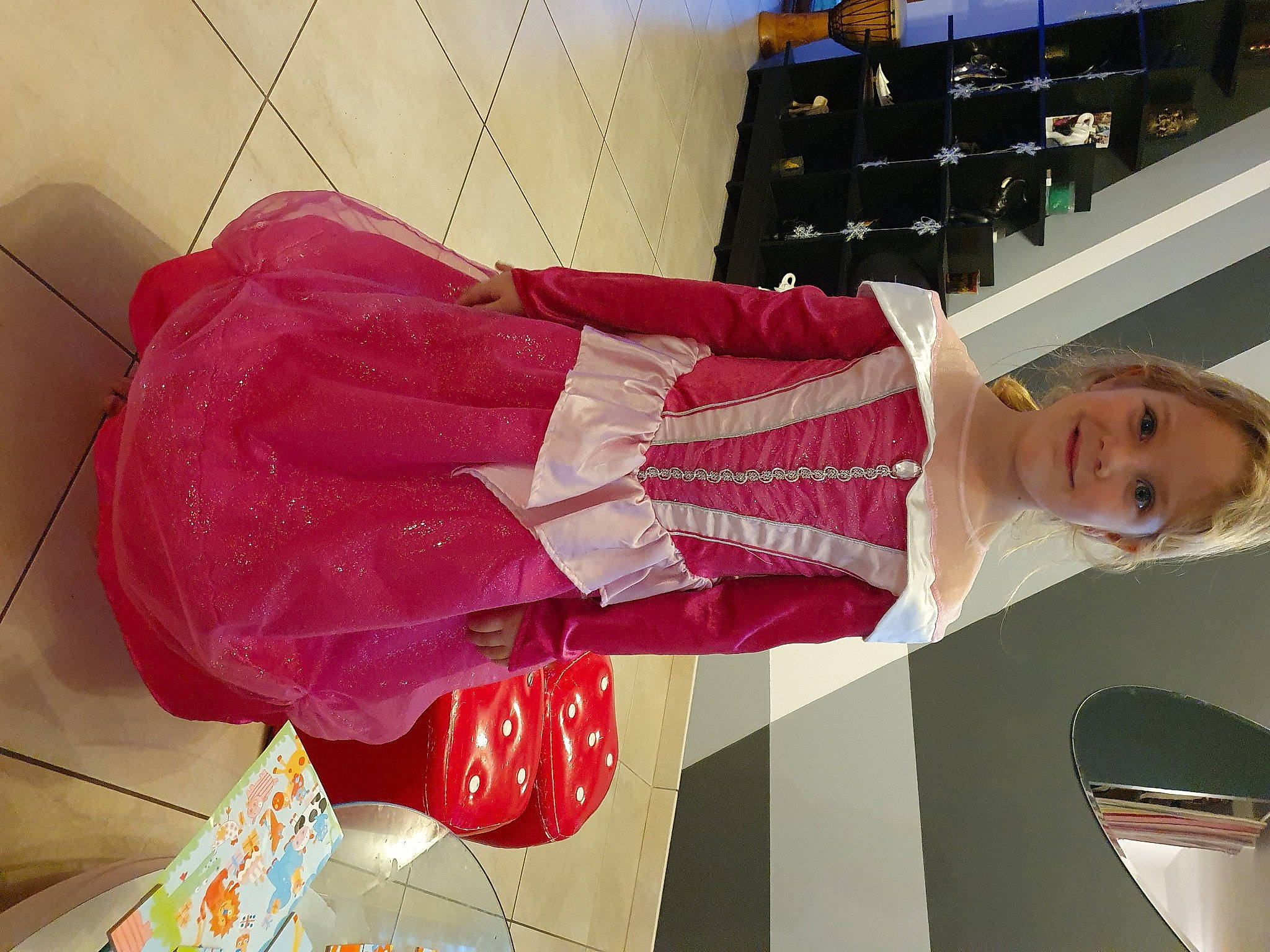 Elona a rejoint le concours — aidez-le/la à gagner de superbes lots ! carmine, elbow, event, fashion_design, flooring, fun, happy, human_leg, joy, magenta, pattern, person, room, smile, thigh