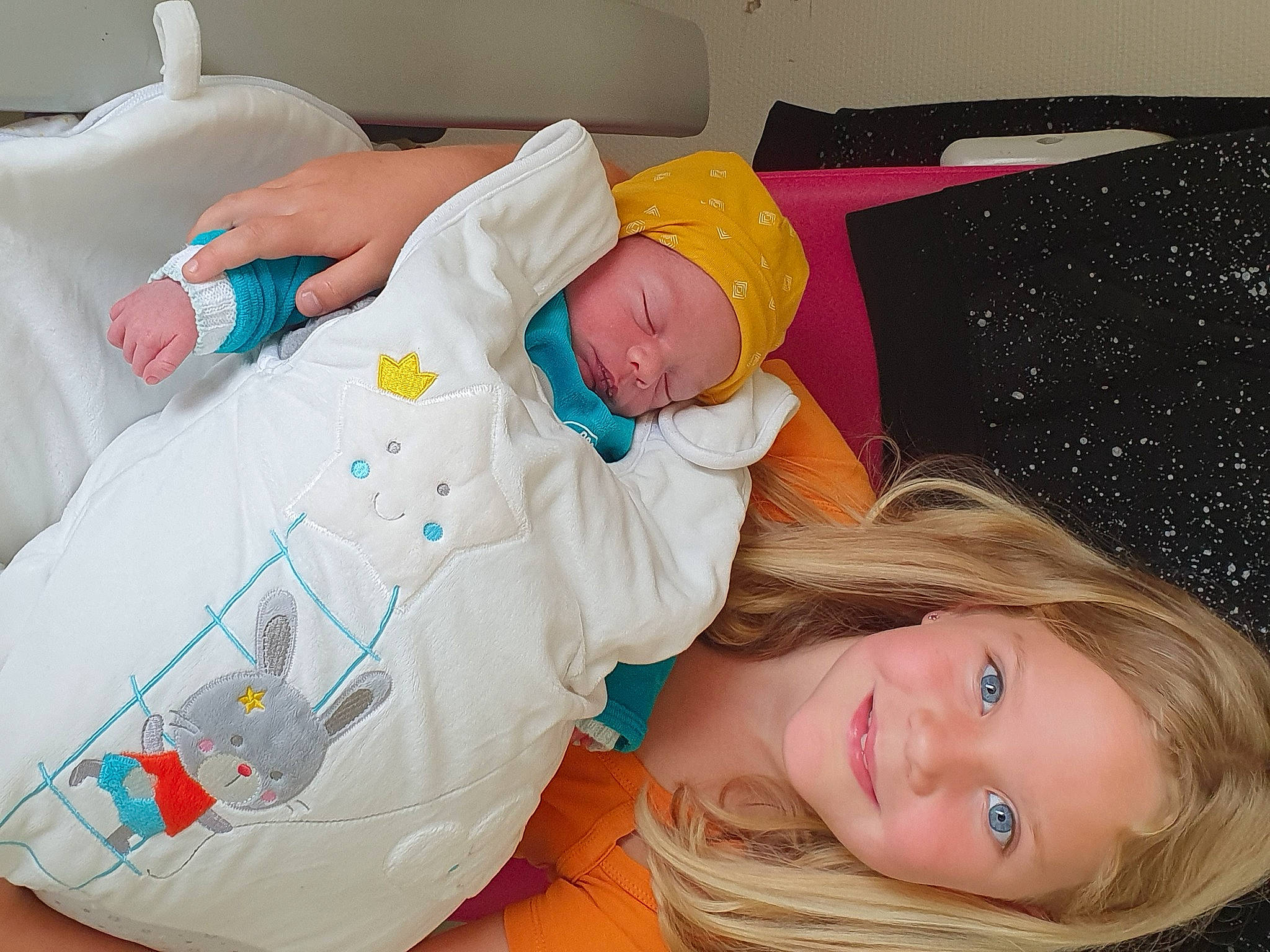 Elona a rejoint le concours — aidez-le/la à gagner de superbes lots ! baby, baby_products, baby_sleeping, baby_toddler_clothing, bedding, child, comfort, event, happy, hat, health_care, hospital, hospital_bed, joy, linens, medical, medical_equipment, person, room, service