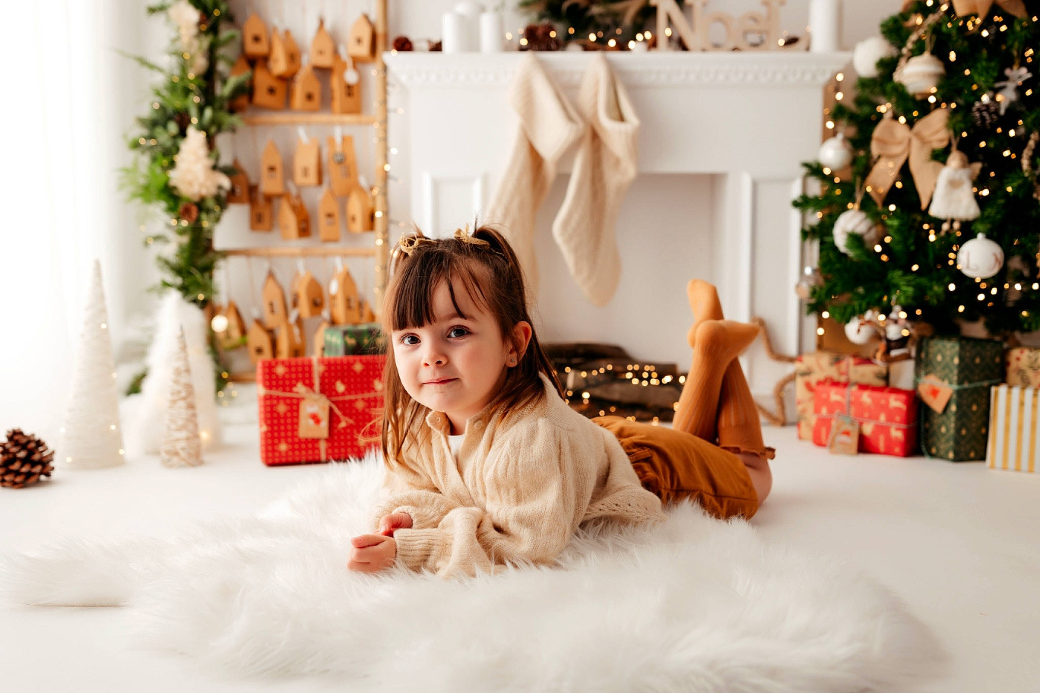 Nina a rejoint le concours — aidez-le/la à gagner de superbes lots ! christmas, christmas_decoration, christmas_ornament, christmas_tree, comfort, conifer, decoration, dress, event, flooring, happy, holiday, home, interior_design, joy, living_room, ornament, peach, person, plant