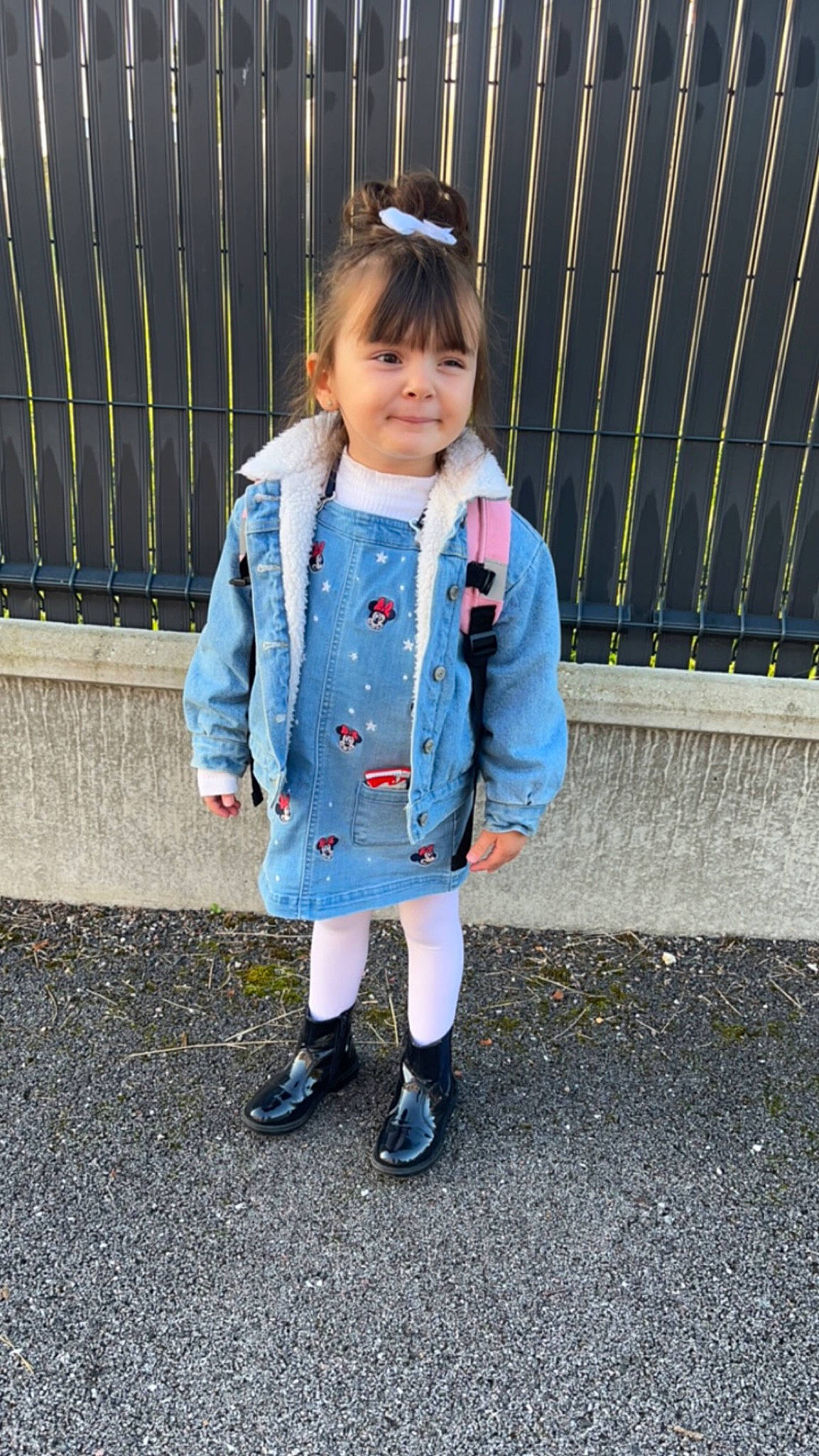 Nina participe au concours pour gagner de l'argent avec cette photo : baby_toddler_clothing, bangs, blazer, child, costume, denim, electric_blue, face, fashion_accessory, fence, formal_wear, fur, grass, happy, jacket, joy, pattern, person, sitting, sleeve