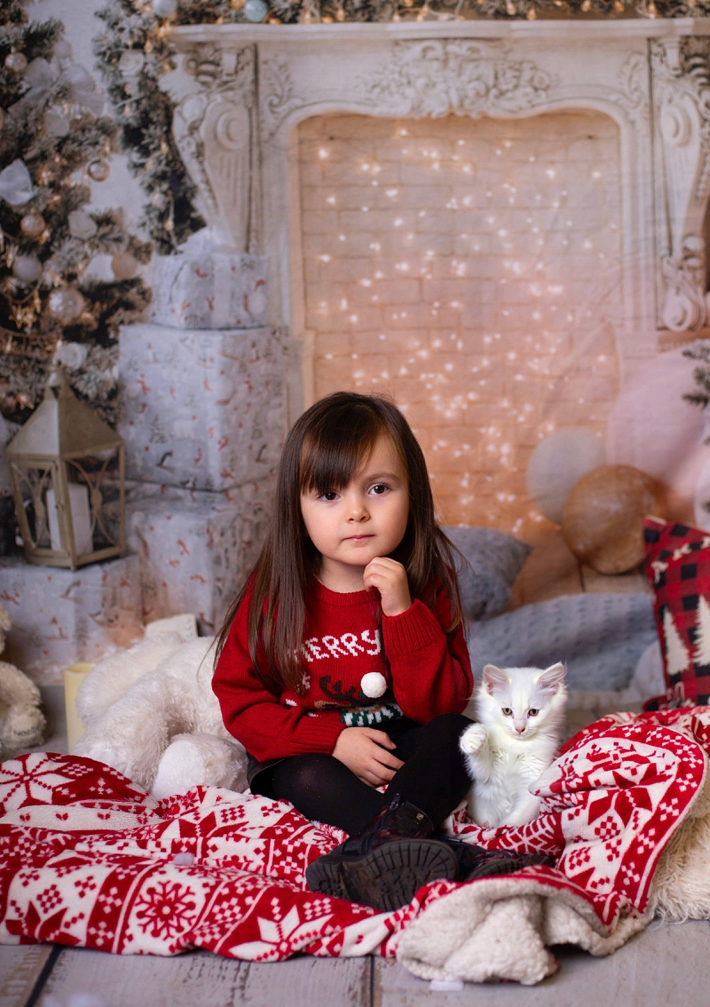 Nina a rejoint le concours — aidez-le/la à gagner de superbes lots ! beauty, cat, dress, eye, felidae, happy, lap, ornament, pattern, people, person, photograph, pink, red, sitting, small_to_medium_sized_cats, snapshot, textile, tree, whiskers