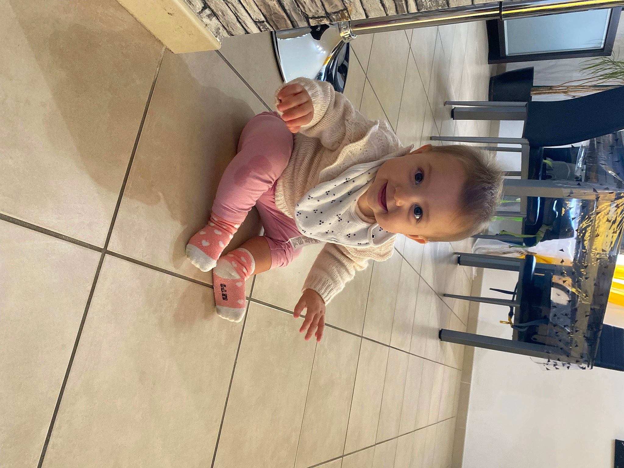 Judith participe au concours pour gagner de l'argent avec cette photo : baby, baby_products, baby_toddler_clothing, ceiling, child, flooring, foot, happy, hardwood, hat, joy, person, room, smile, toddler, wood