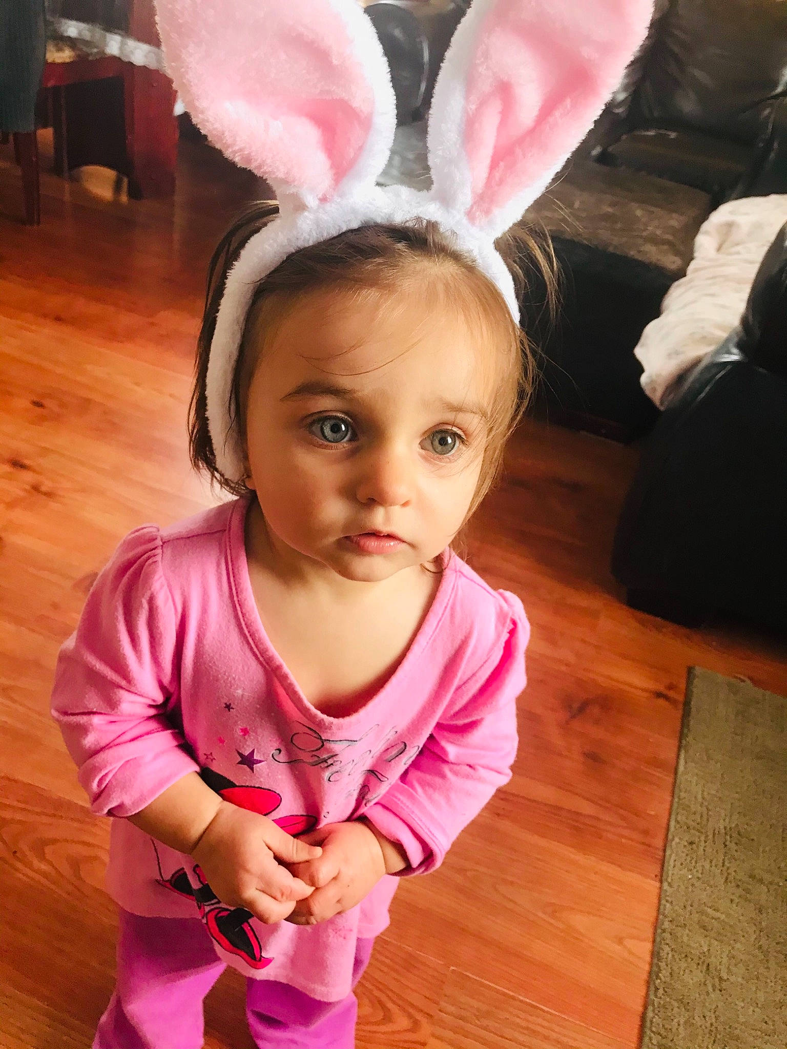 Olesja participe au concours pour gagner de l'argent avec cette photo : arm, baby_toddler_clothing, chin, ear, eye, finger, gesture, hair, hand, happy, head, human_body, iris, neck, nose, person, photograph, pink, skin, smile