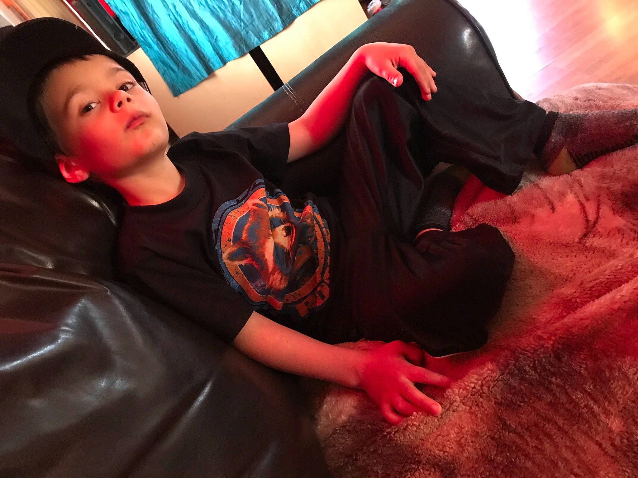 Jayden participe au concours pour gagner de l'argent avec cette photo : black, black_hair, comfort, cool, elbow, finger, flash_photography, gesture, happy, human_body, human_leg, knee, leisure, long_hair, mouth, person, pink, sleeve, t_shirt, textile