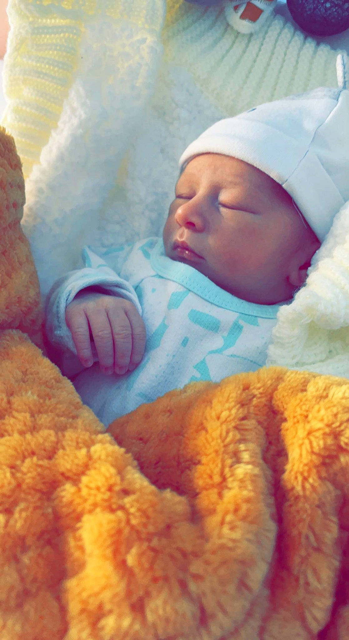 Maxence a rejoint le concours — aidez-le/la à gagner de superbes lots ! azure, baby, baby_sleeping, beauty, comfort, finger, fur, linens, mammal, morning, orange, organ, person, product, skin, stuffed_toy, textile, thumb, toddler, vertebrate