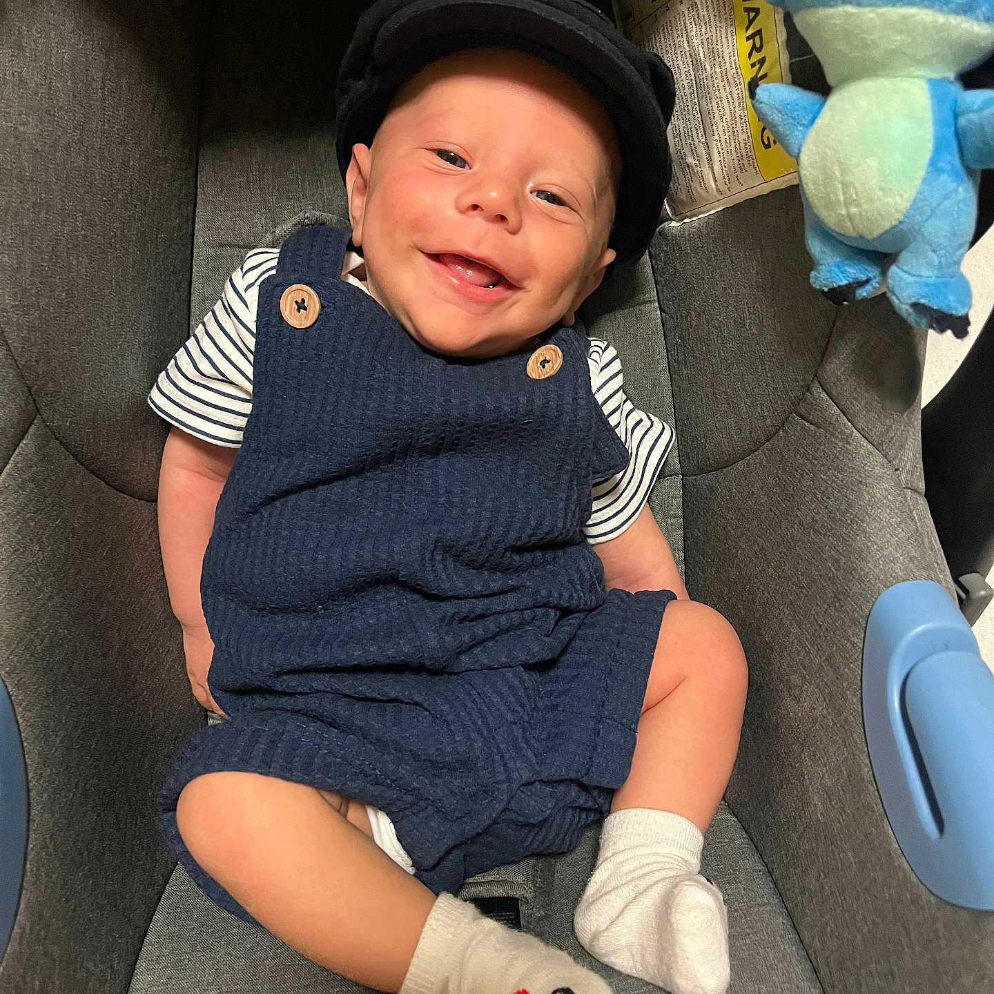 Naëllio a rejoint le concours — aidez-le/la à gagner de superbes lots ! baby, cap, car_seat, child, clothing, comfort, cute, fabric, happy, indoor, infant, person, playful, plush_toy, romper, seat, smile, socks, stitch, toy