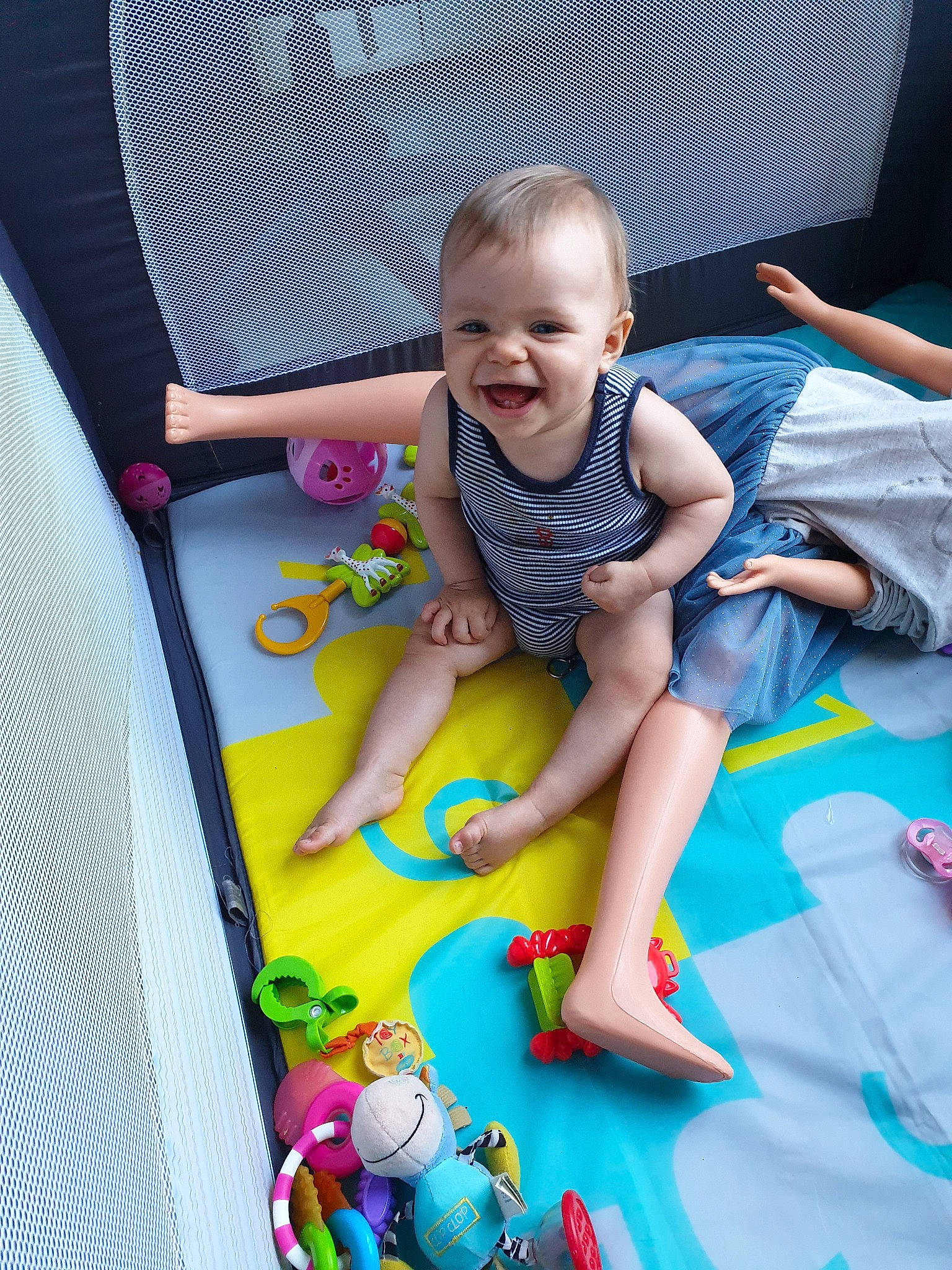 Justine participe au concours pour gagner de l'argent avec cette photo : baby, baby_products, baby_toys, child, fun, leisure, person, play, product, sitting, skin, smile, toddler, toy, vacation