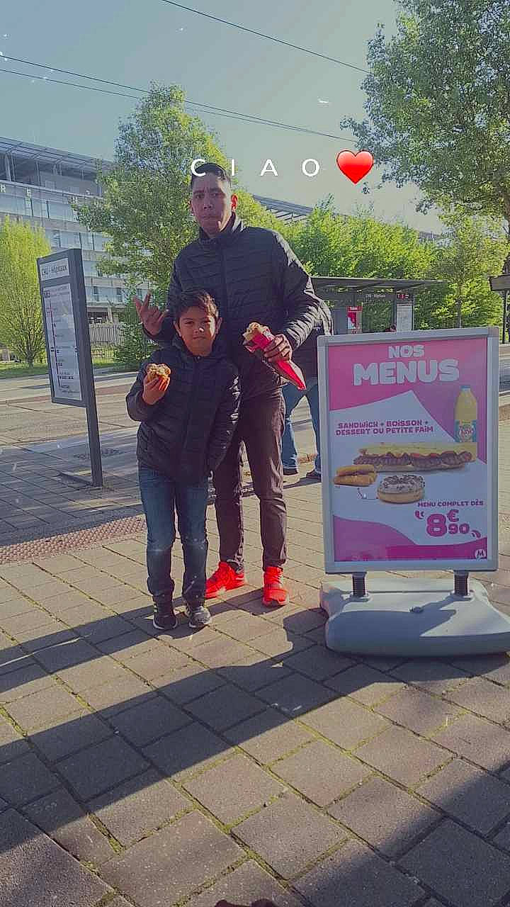 Terainui participe au concours pour gagner de l'argent avec cette photo : advertising, balloon, city, event, footwear, fun, hat, leisure, pedestrian, person, recreation, road, road_surface, sign, sky, street, tourism, travel, tree, vacation