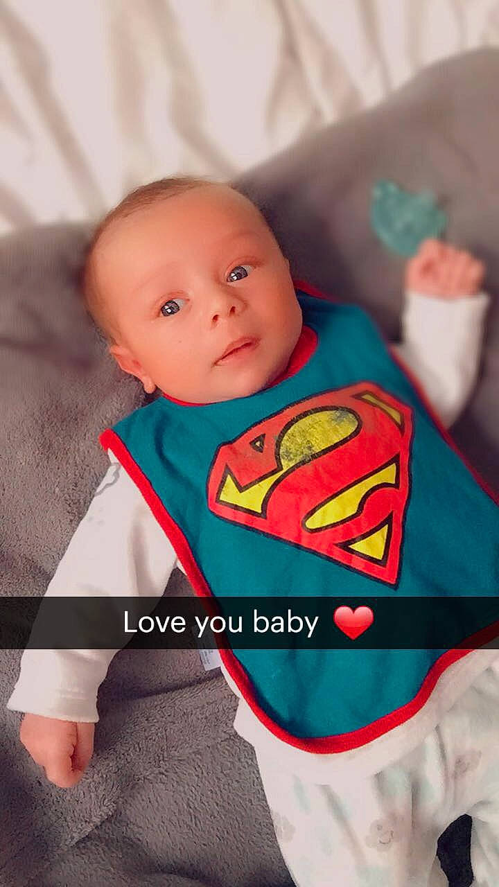 Ilaryo a rejoint le concours — aidez-le/la à gagner de superbes lots ! baby, baby_products, baby_toddler_clothing, cheek, child, comfort, face, finger, fun, happy, linens, mammal, mouth, person, product, sitting, skin, sleeve, t_shirt, textile