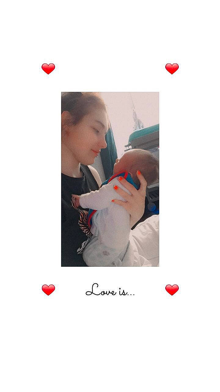 Ilaryo a rejoint le concours — aidez-le/la à gagner de superbes lots ! baby, cap, comfort, elbow, fashion_accessory, font, fur, gesture, glove, happy, love, person, photo_caption, play, product, service, sleeve, stuffed_toy, t_shirt, teddy_bear