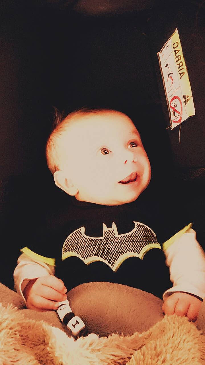 Ilaryo participe au concours pour gagner de l'argent avec cette photo : baby_toddler_clothing, cheek, chin, eye, face, flash_photography, hair, hairstyle, happy, head, headgear, human_body, lip, neck, person, skin, sleeve, smile, t_shirt, thigh