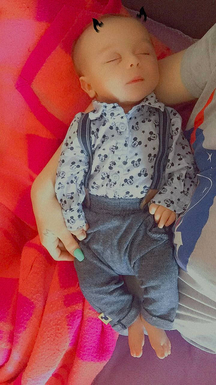 Ilaryo a rejoint le concours — aidez-le/la à gagner de superbes lots ! baby, baby_toddler_clothing, cheek, child, doll, fashion_design, magenta, pattern, peach, person, pink, play, product, shoulder, sitting, sleeve, sock, t_shirt, thigh, toddler