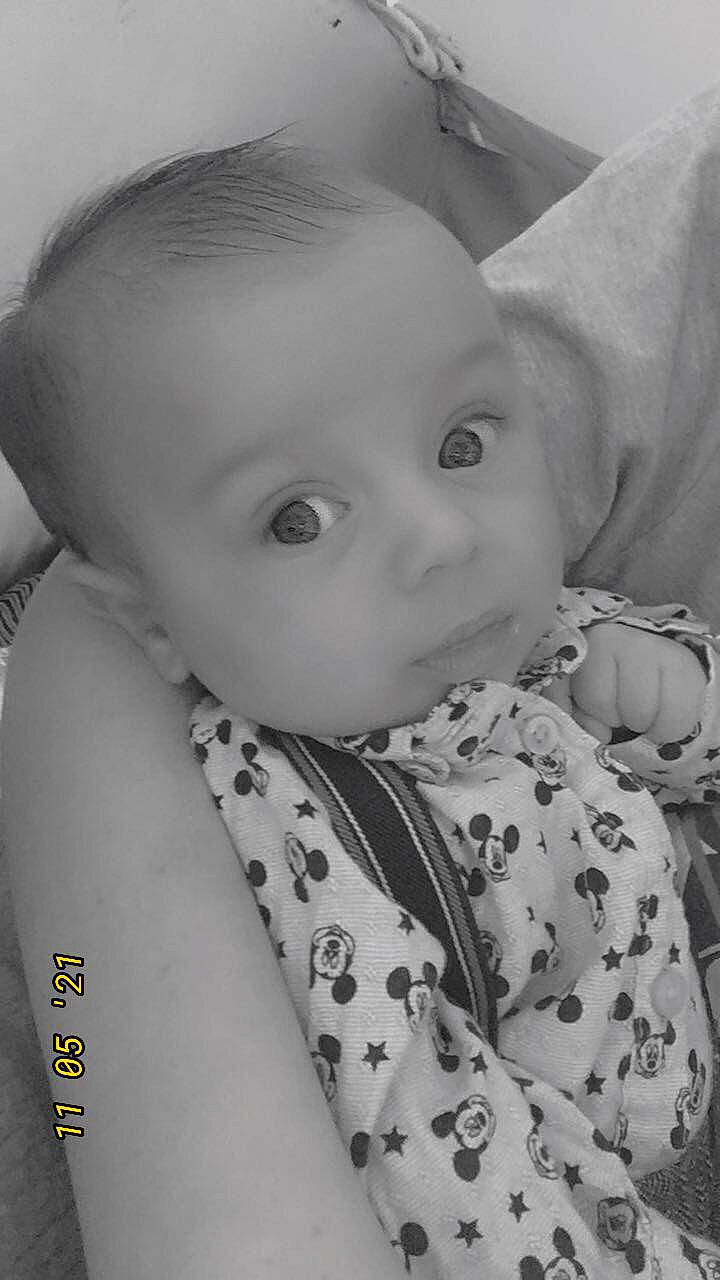 Ilaryo a rejoint le concours — aidez-le/la à gagner de superbes lots ! baby, baby_toddler_clothing, black_and_white, collar, comfort, dress, dress_shirt, flash_photography, grey, hairstyle, happy, iris, lip, neck, nose, outerwear, person, skin, sleeve, style