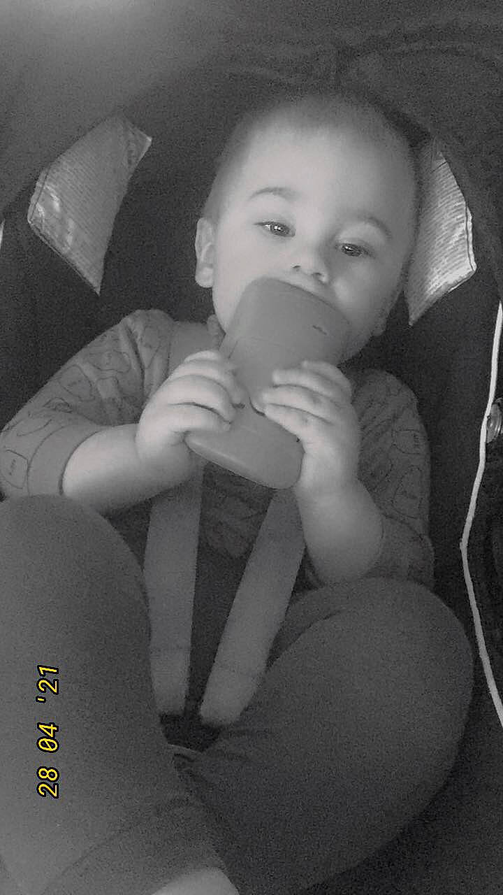 Nathanaël a rejoint le concours — aidez-le/la à gagner de superbes lots ! arm, baby, black, black_and_white, cheek, comfort, eyebrow, finger, flash_photography, gesture, hand, iris, leg, lip, mouth, nose, person, photograph, skin, style