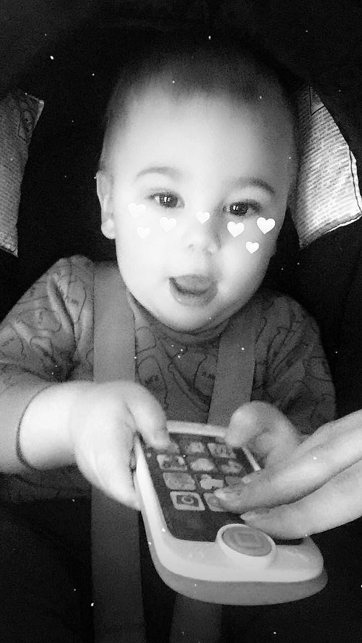 Nathanaël a rejoint le concours — aidez-le/la à gagner de superbes lots ! black, black_and_white, cheek, cool, eye, face, finger, flash_photography, hair, hand, head, human, iris, monochrome, organ, person, photograph, skin, standing, style