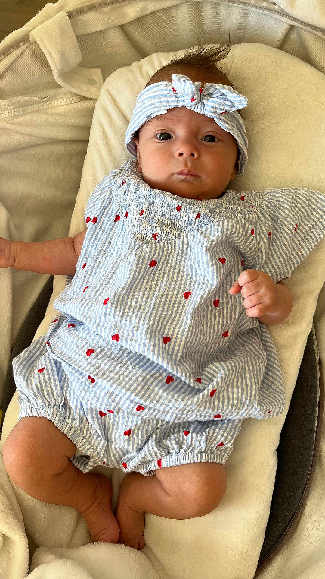 Alix a rejoint le concours — aidez-le/la à gagner de superbes lots ! baby, infant, headband, striped_clothing, heart_pattern, blanket, soft_texture, cute, lying_down, curious_expression, small_hands, small_feet, indoors, comfortable, portrait, child, newborn, adorable, cozy, fashion