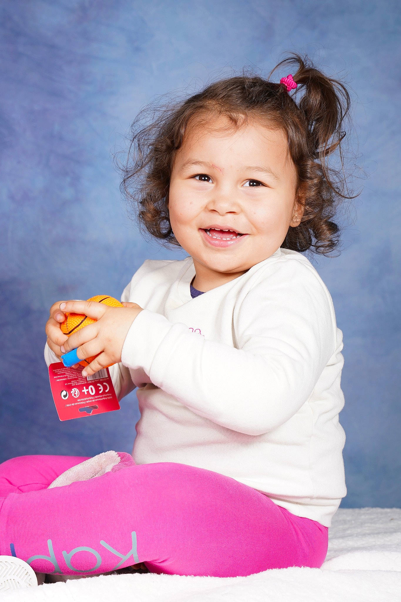 Essya participe au concours pour gagner de l'argent avec cette photo : baby_toddler_clothing, child, facial_expression, flash_photography, fun, gesture, hairstyle, happy, head, human_body, human_leg, joy, magenta, person, pink, recreation, sitting, skin, sleeve, smile