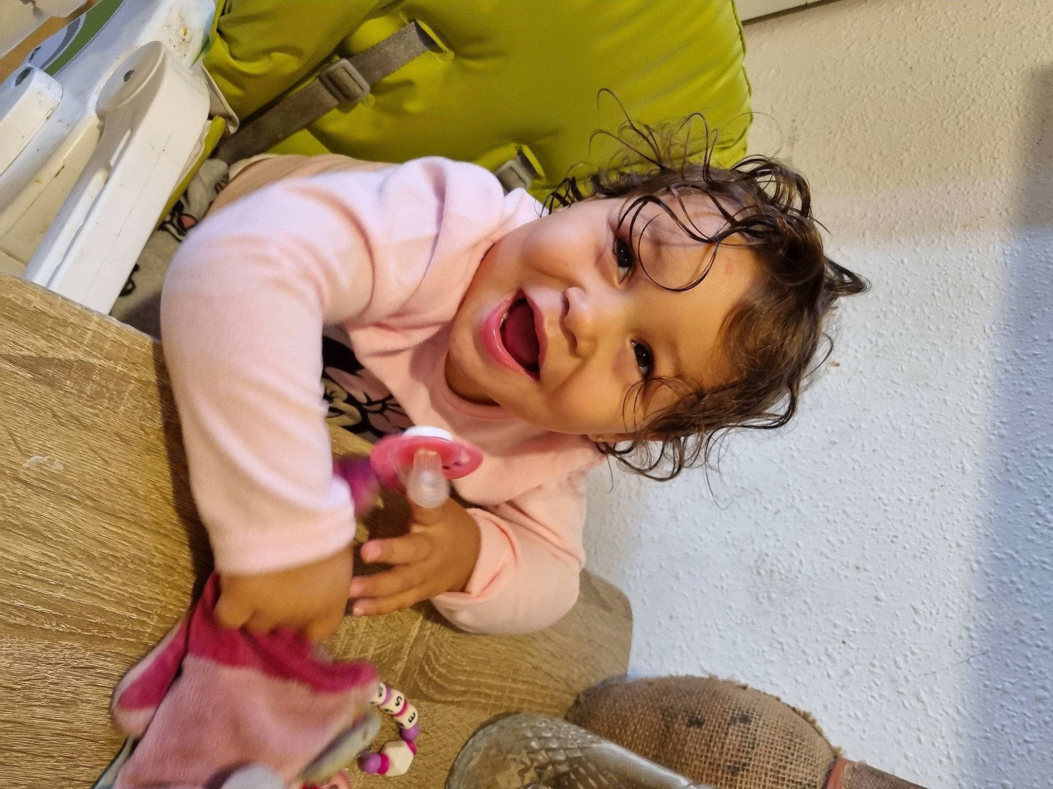 Essya a rejoint le concours — aidez-le/la à gagner de superbes lots ! baby, baby_products, baby_toddler_clothing, cheek, child, comfort, eyelash, flooring, fun, happy, human_body, laugh, leisure, person, play, portrait_photography, room, sitting, skin, smile