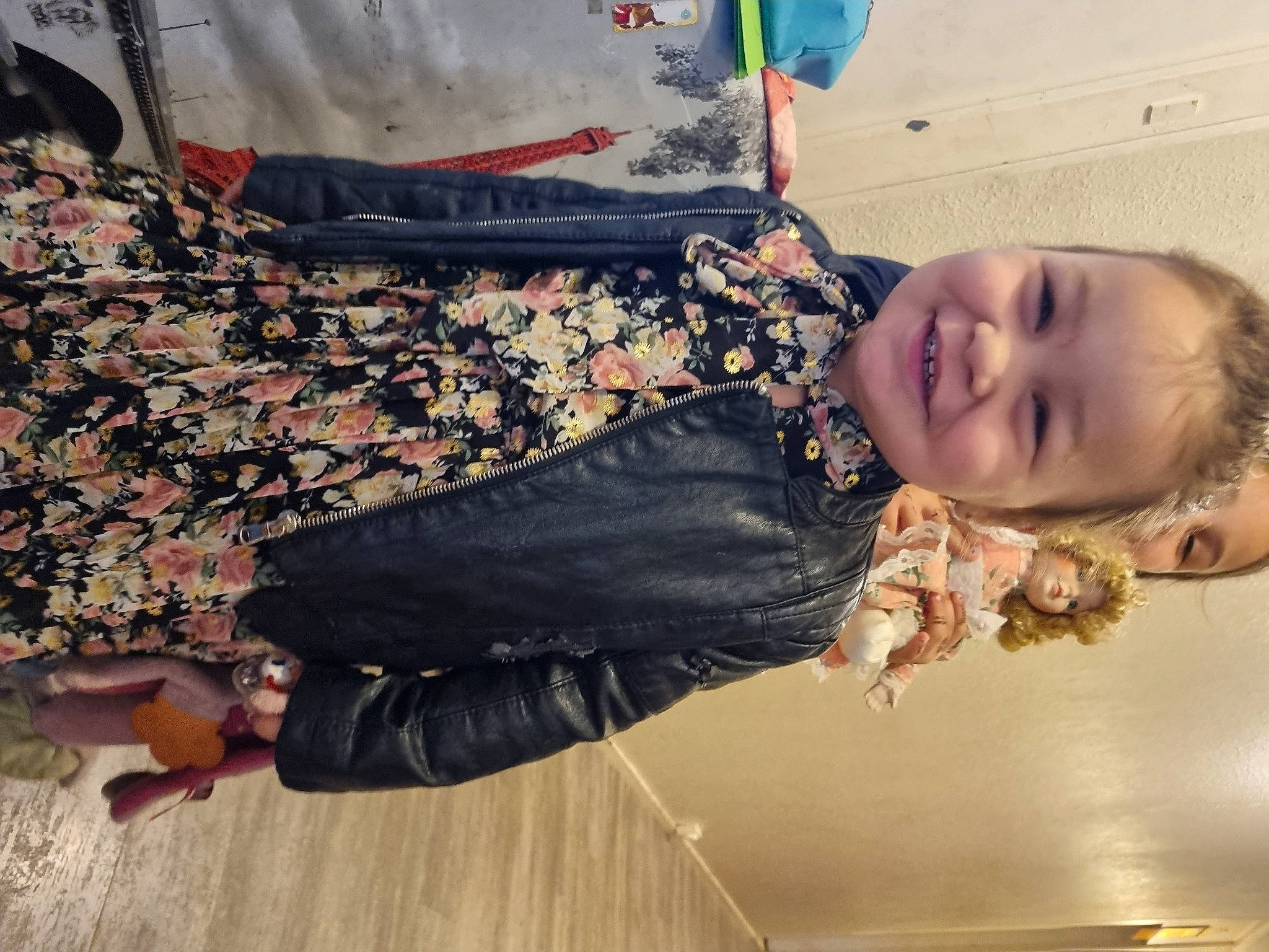 Essya a rejoint le concours — aidez-le/la à gagner de superbes lots ! dress, fashion_design, fun, happy, hardwood, joy, pattern, person, smile, thigh, toddler, tree, visual_arts, wood