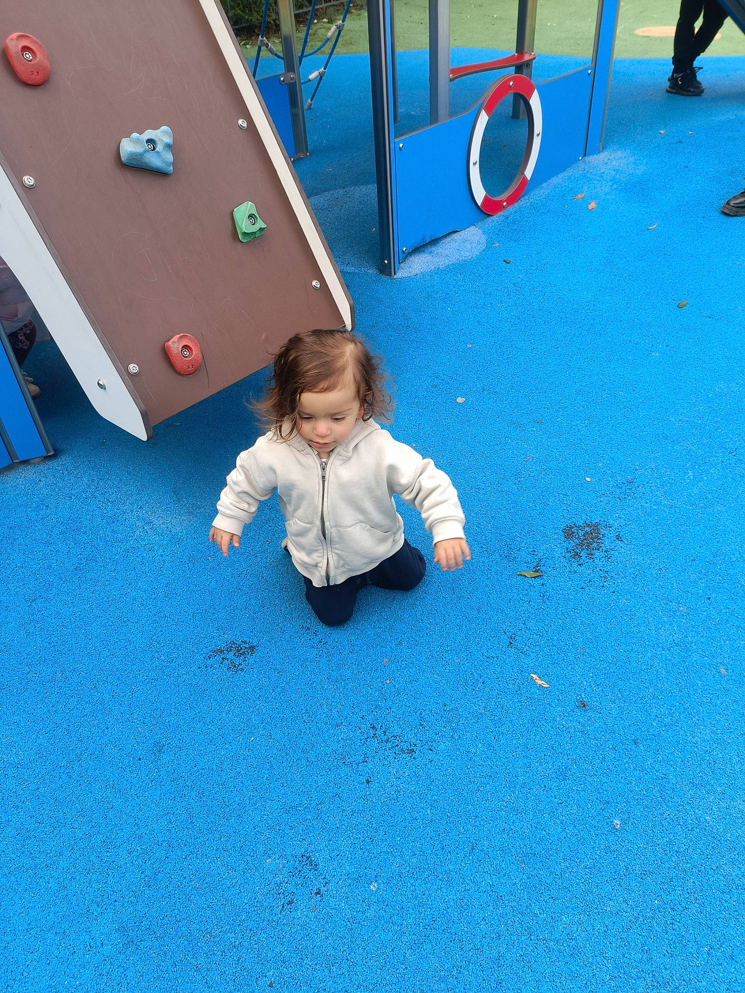 Ghjulianu participe au concours pour gagner de l'argent avec cette photo : asphalt, billiard_table, billiards, child, city, electric_blue, flooring, fun, grass, human_settlement, leisure, person, photograph, playground, pool, public_space, recreation, road_surface, snapshot, straight_pool