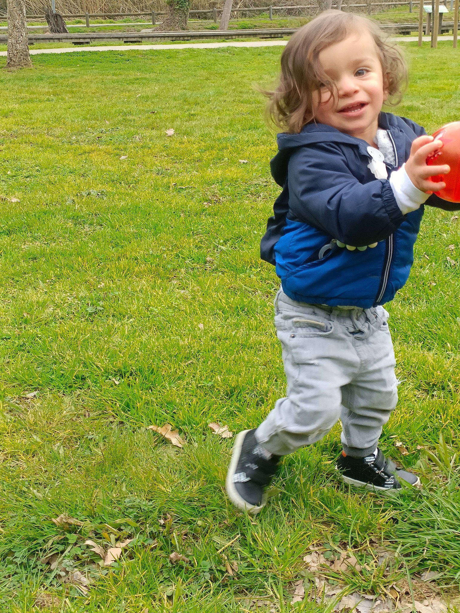 Ghjulianu a rejoint le concours — aidez-le/la à gagner de superbes lots ! baby_toddler_clothing, ball, balloon, child, fun, garden, grass, grassland, groundcover, happy, joy, lawn, leisure, meadow, people_in_nature, person, plant, recreation, smile, sports_equipment