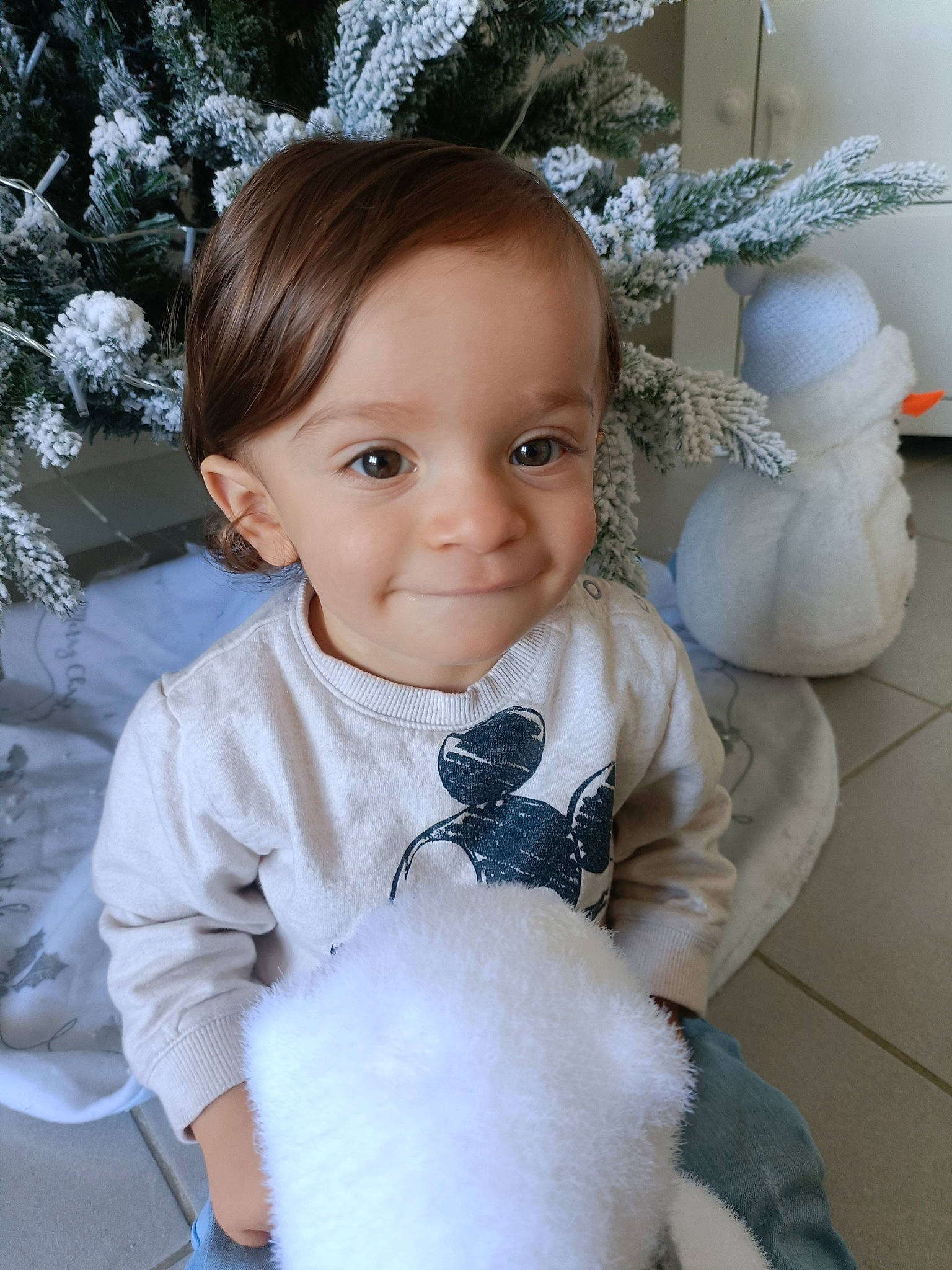 Ghjulianu participe au concours pour gagner de l'argent avec cette photo : baby, baby_toddler_clothing, beauty, bow_tie, child, event, eye, fur, happy, joy, ornament, outerwear, person, sitting, sleeve, smile, snow, standing, textile, toddler