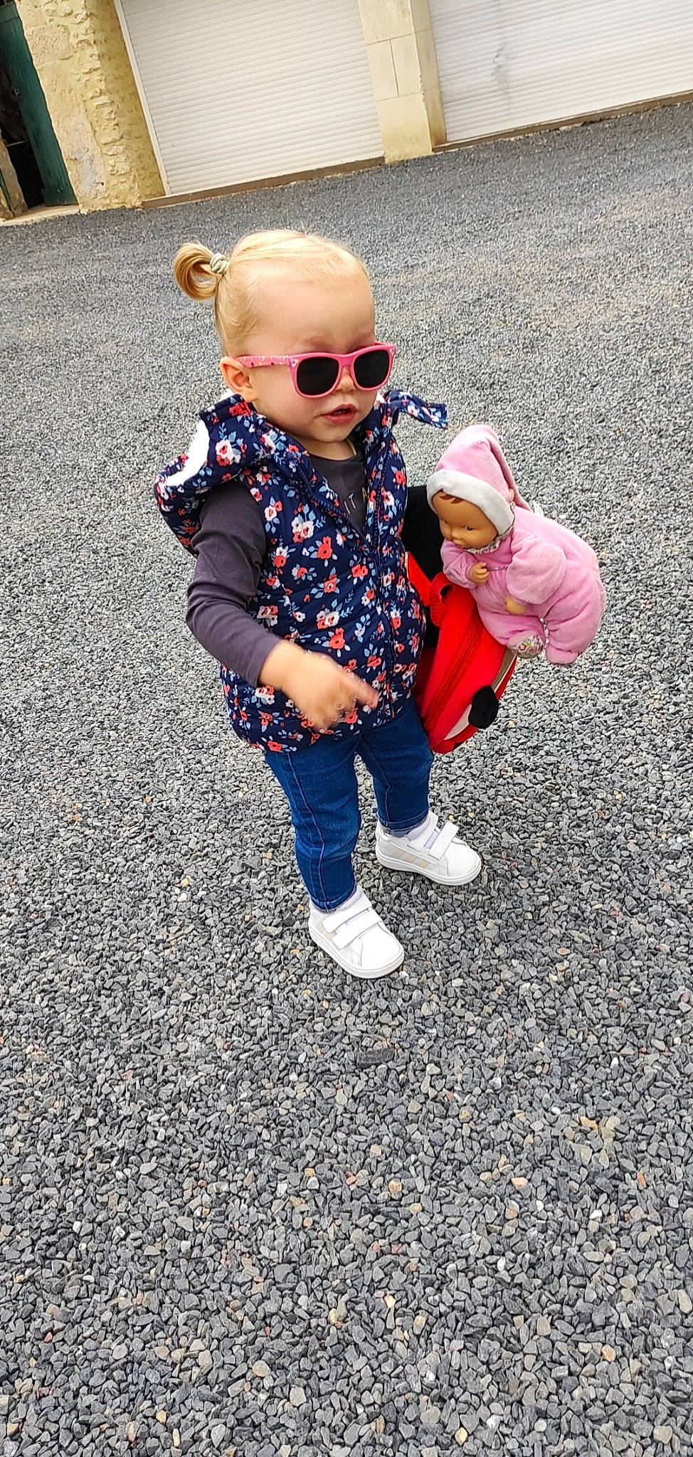 Melya participe au concours pour gagner de l'argent avec cette photo : asphalt, baby, baby_toddler_clothing, child, eye, eyewear, flooring, fun, gesture, goggles, grass, people_in_nature, person, plant, recreation, road_surface, soil, standing, sunglasses, toddler