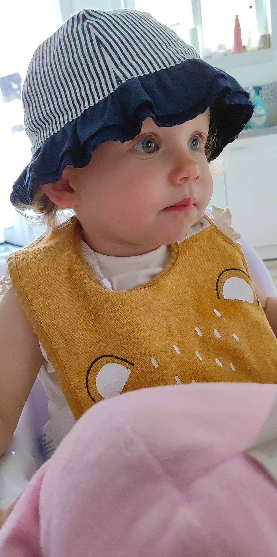 Melya a rejoint le concours — aidez-le/la à gagner de superbes lots ! baby, baby_toddler_clothing, bangs, beret, cap, child, costume, costume_accessory, costume_hat, doll, fashion_accessory, hat, headgear, headwear, outerwear, peach, person, skin, sleeve, t_shirt