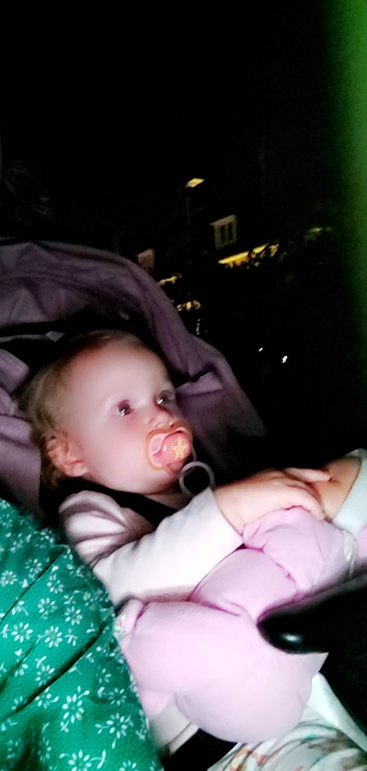 Melya a rejoint le concours — aidez-le/la à gagner de superbes lots ! baby, baby_carriage, baby_products, baby_toddler_clothing, car_seat, cheek, child, comfort, darkness, event, flash_photography, fun, human_leg, lap, mouth, person, room, sitting, skin, thigh