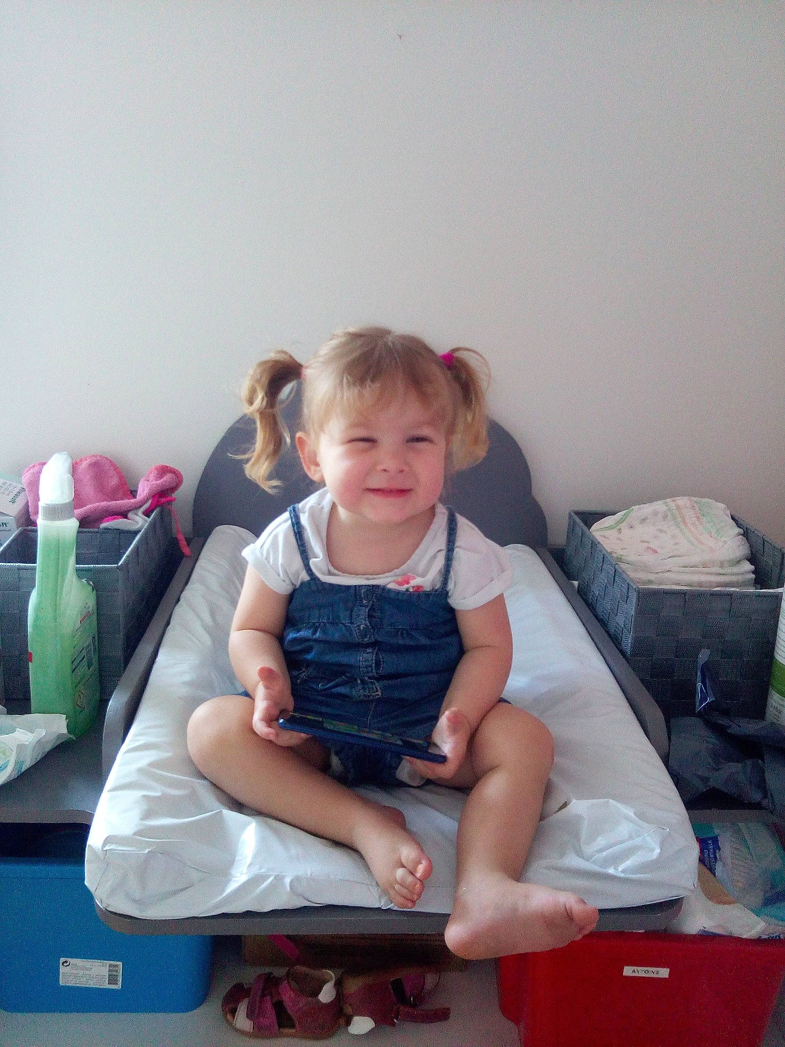 Cassandra a rejoint le concours — aidez-le/la à gagner de superbes lots ! child, joy, leg, person, play, sitting, toddler