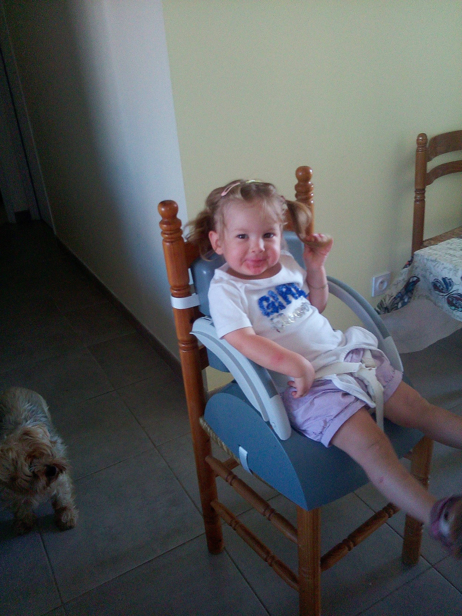 Cassandra a rejoint le concours — aidez-le/la à gagner de superbes lots ! chair, child, furniture, joy, person, room, sitting, toddler