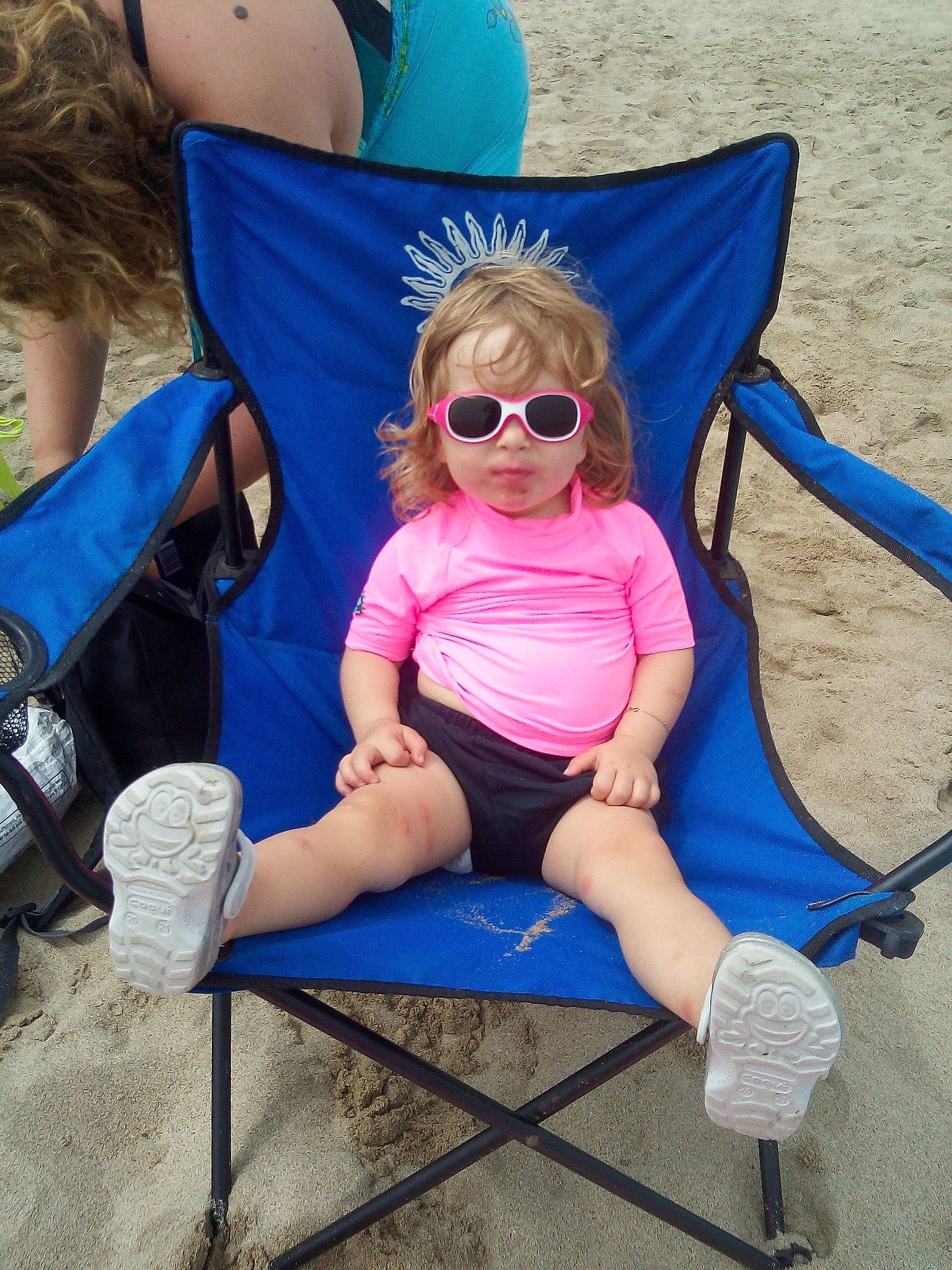 Cassandra a rejoint le concours — aidez-le/la à gagner de superbes lots ! blue, child, cool, electric_blue, eyewear, fun, furniture, glasses, leg, leisure, person, pink, sitting, smile, summer, sunglasses, vacation