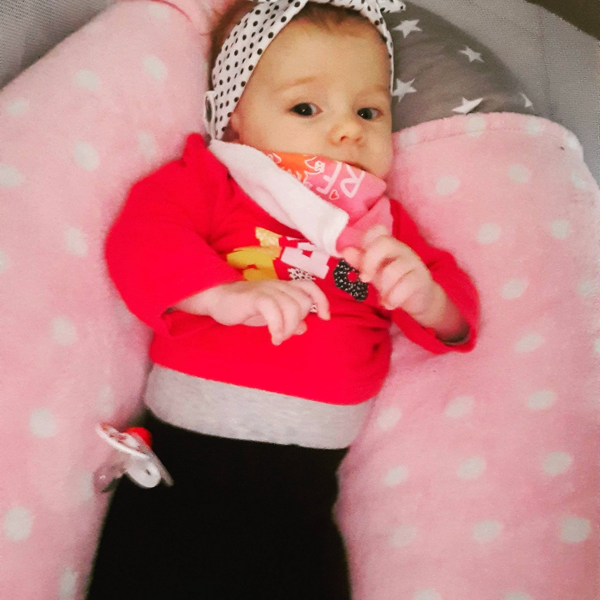 Elyana a rejoint le concours — aidez-le/la à gagner de superbes lots ! baby, baby_products, beauty, cheek, child, eye, head, headgear, lip, mouth, person, pink, product, skin, smile, toddler