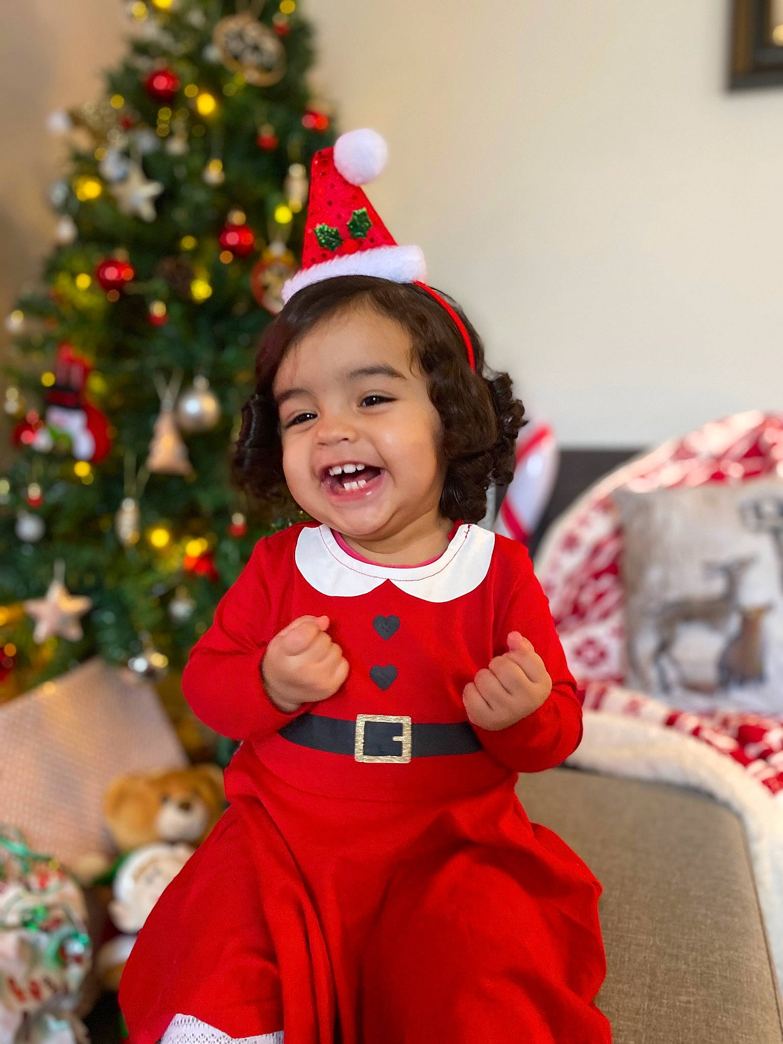 Zoe participe au concours pour gagner de l'argent avec cette photo : baby_toddler_clothing, beauty, child, christmas_decoration, christmas_ornament, christmas_tree, dress, event, facial_expression, fun, happy, holiday_ornament, human_body, joy, people, person, red, sleeve, smile, toddler